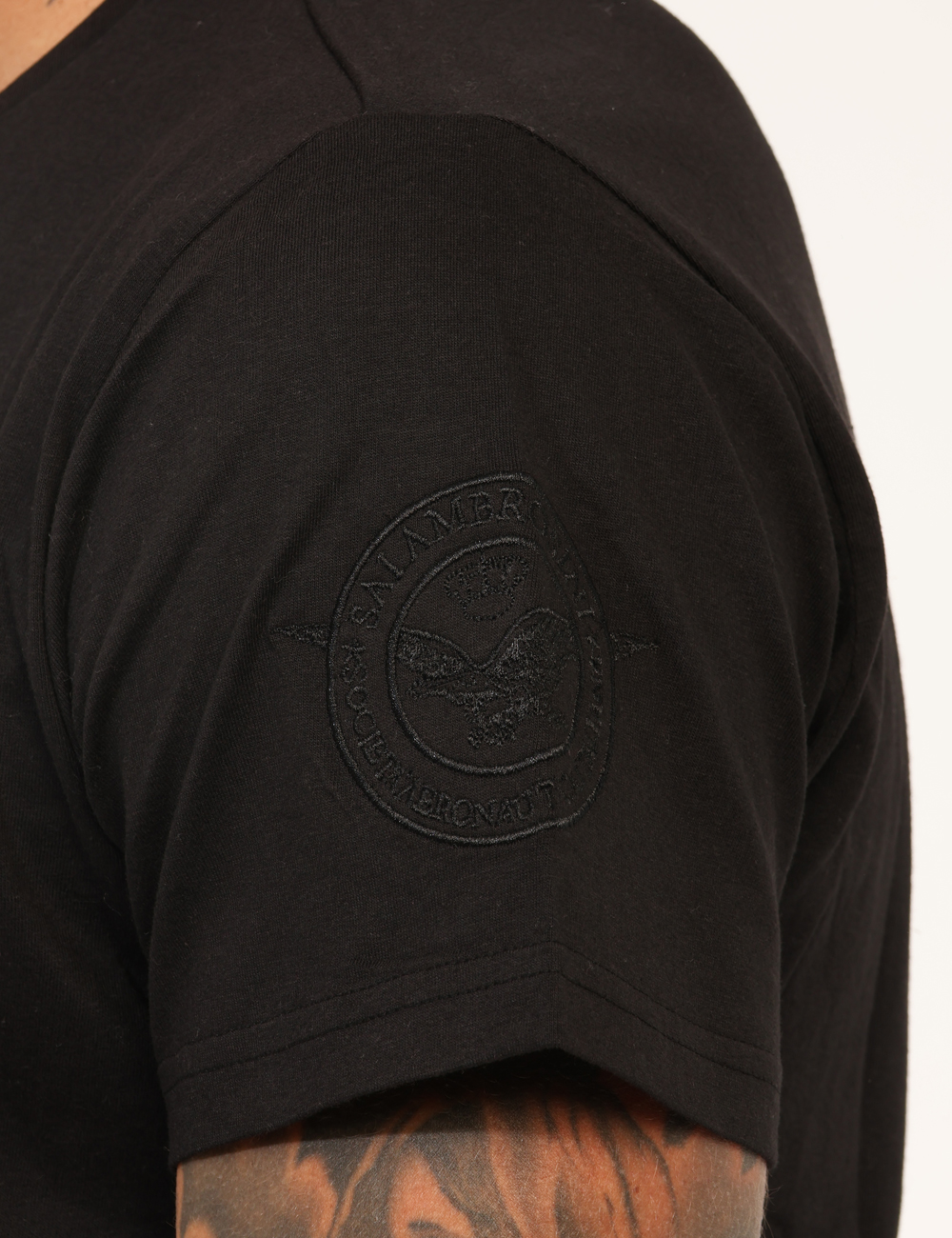 ARI5TS011347U-SA_BLACK_AI25_4 T-shirt Aeronautica Italiana Nero - T-shirt classica su base nera con stampa logo brand in tinta coordinata. La vestibilità