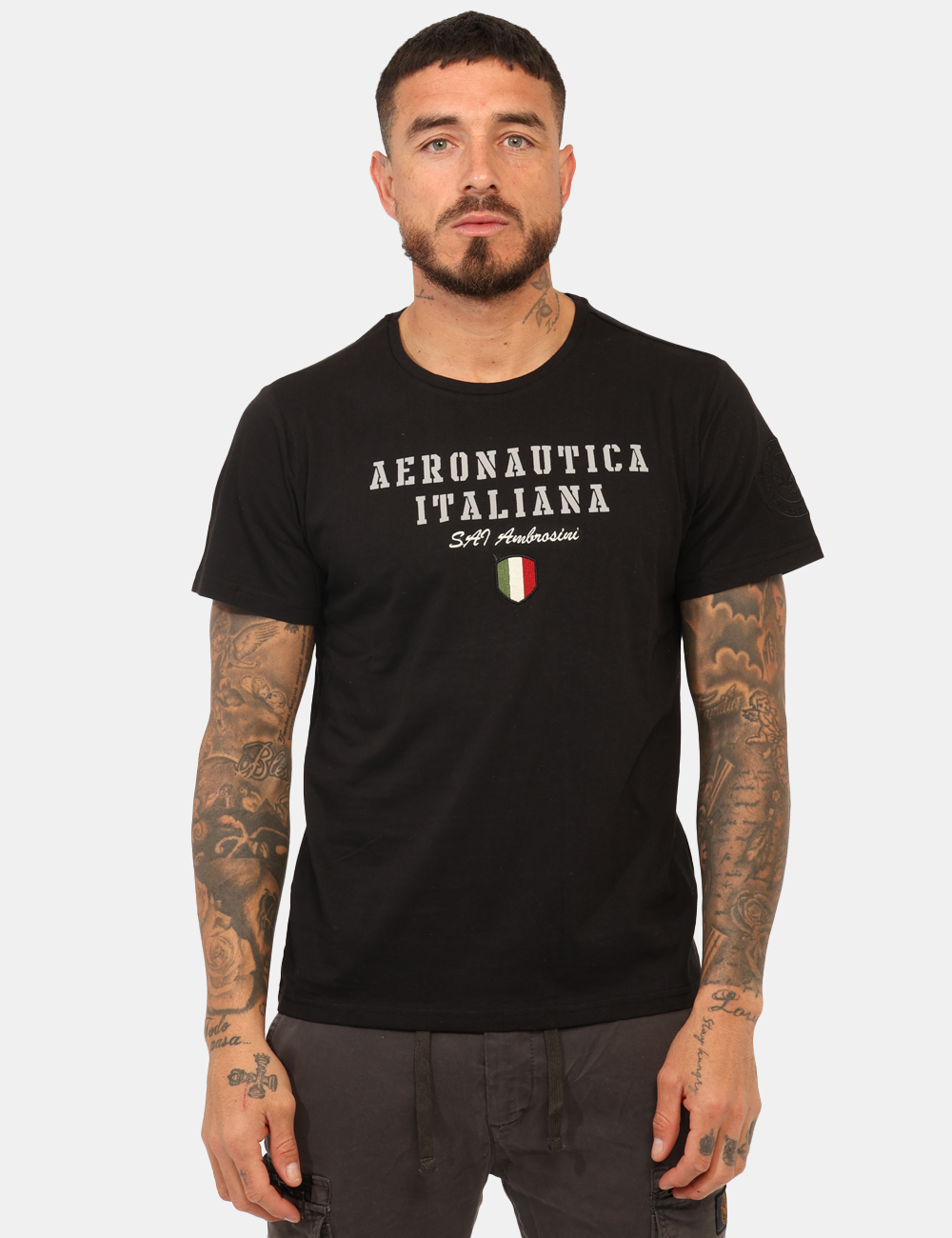 ARI5TS011347U-SA_BLACK_AI25_5 T-shirt Aeronautica Italiana Nero - T-shirt classica su base nera con stampa logo brand in tinta coordinata. La vestibilità