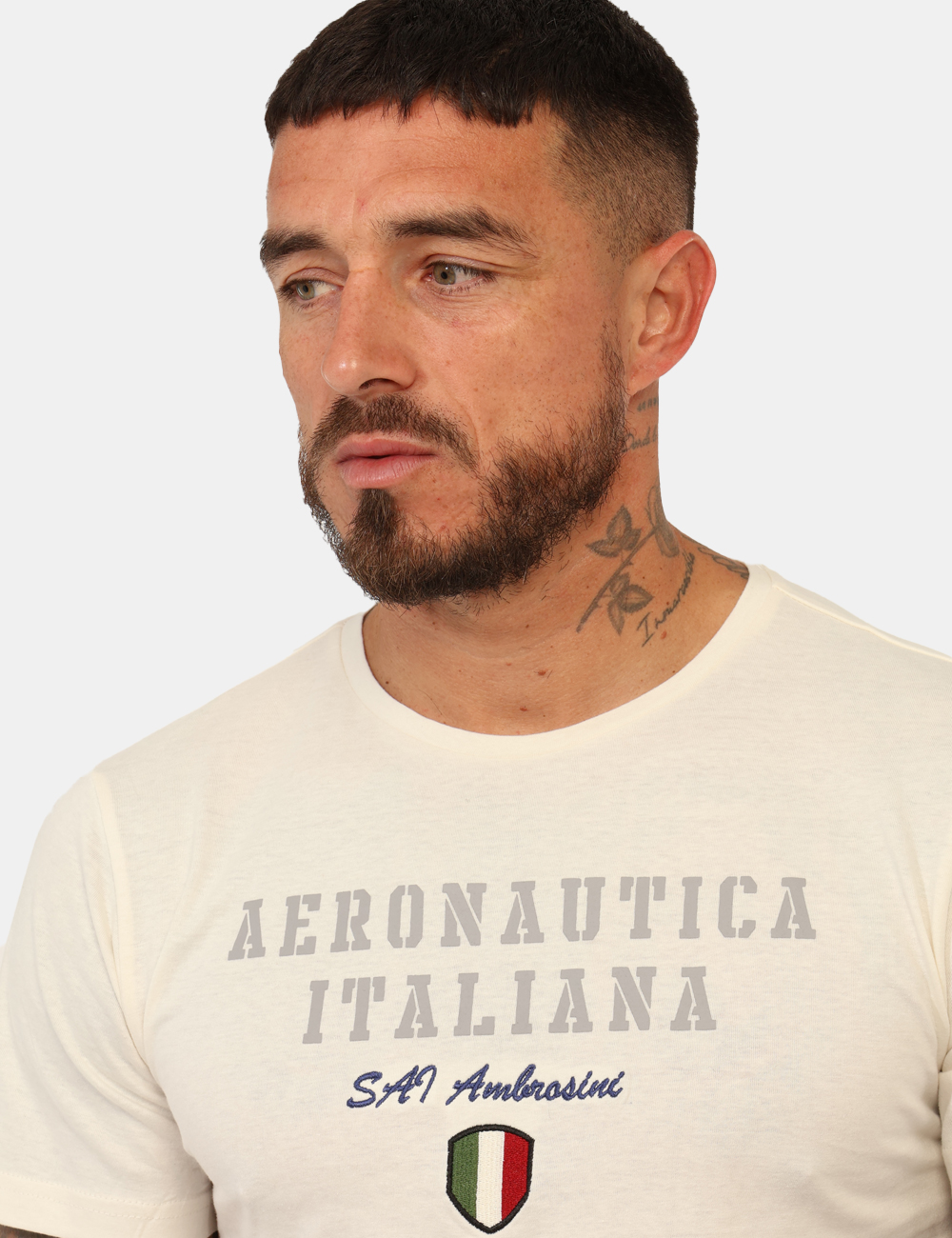 ARI5TS011347U-SA_OFF-WHITE_AI25_3 T-shirt Aeronautica Italiana Bianco - T-shirt classica su base bianca con stampa logo brand in tinta coordinata. La vestibil