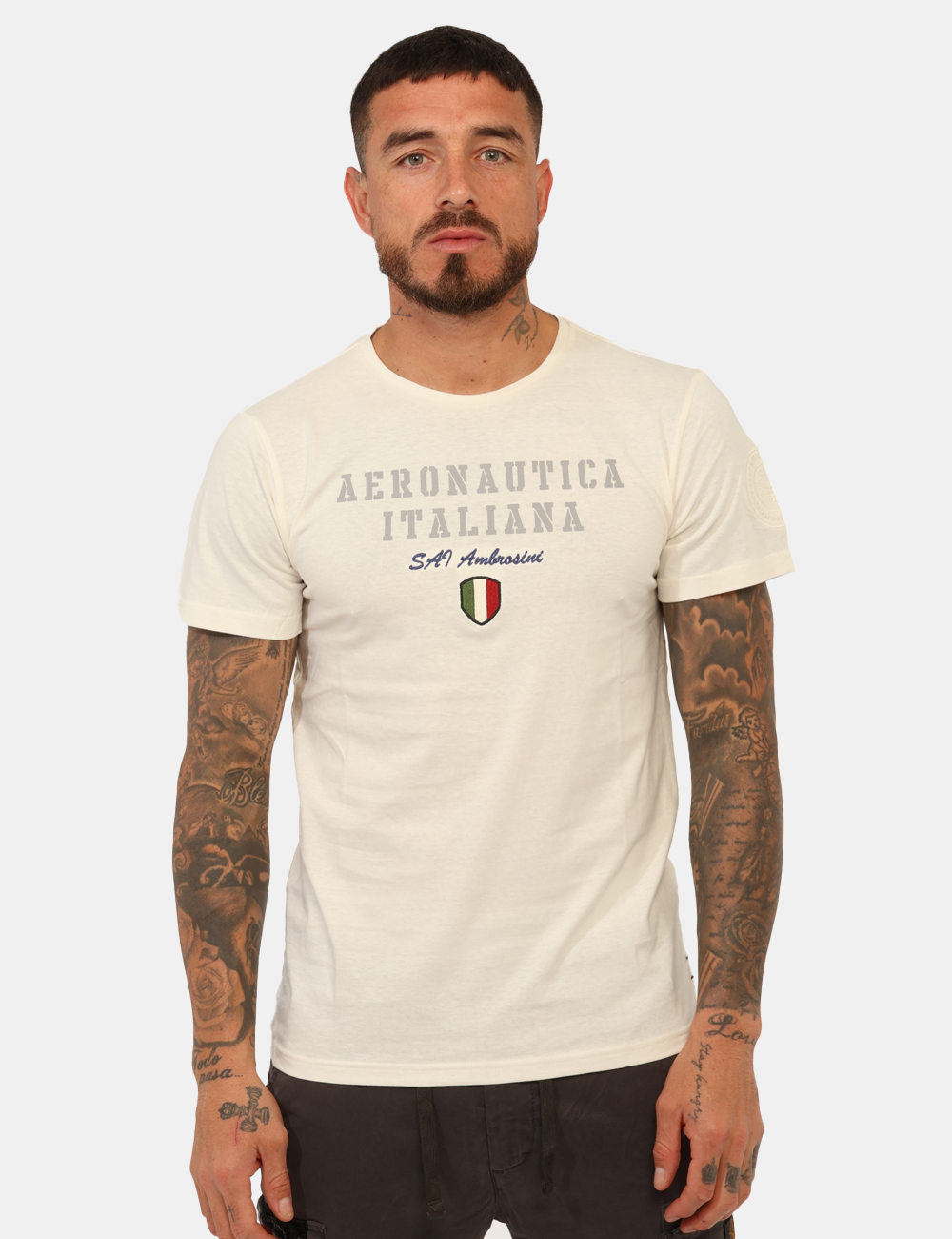 ARI5TS011347U-SA_OFF-WHITE_AI25_5 T-shirt Aeronautica Italiana Bianco - T-shirt classica su base bianca con stampa logo brand in tinta coordinata. La vestibil