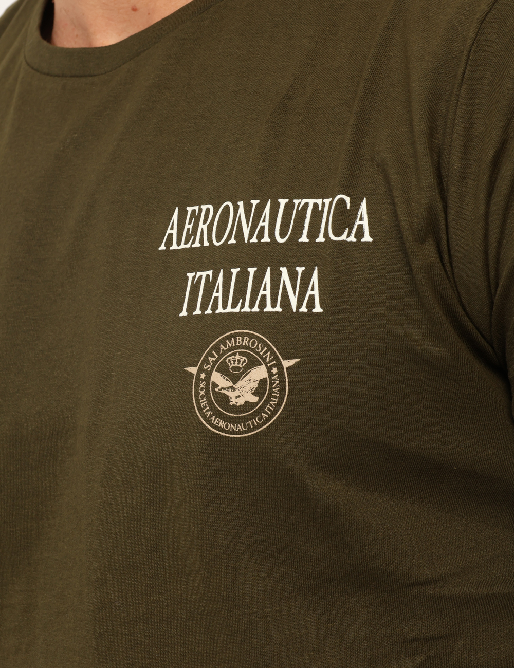 ARI5TS011348U-SA_ARMY_AI25_3 T-shirt Aeronautica Italiana Verde - T-shirt classica su base verde con stampa logo brand in tinta coordinata. La vestibilit