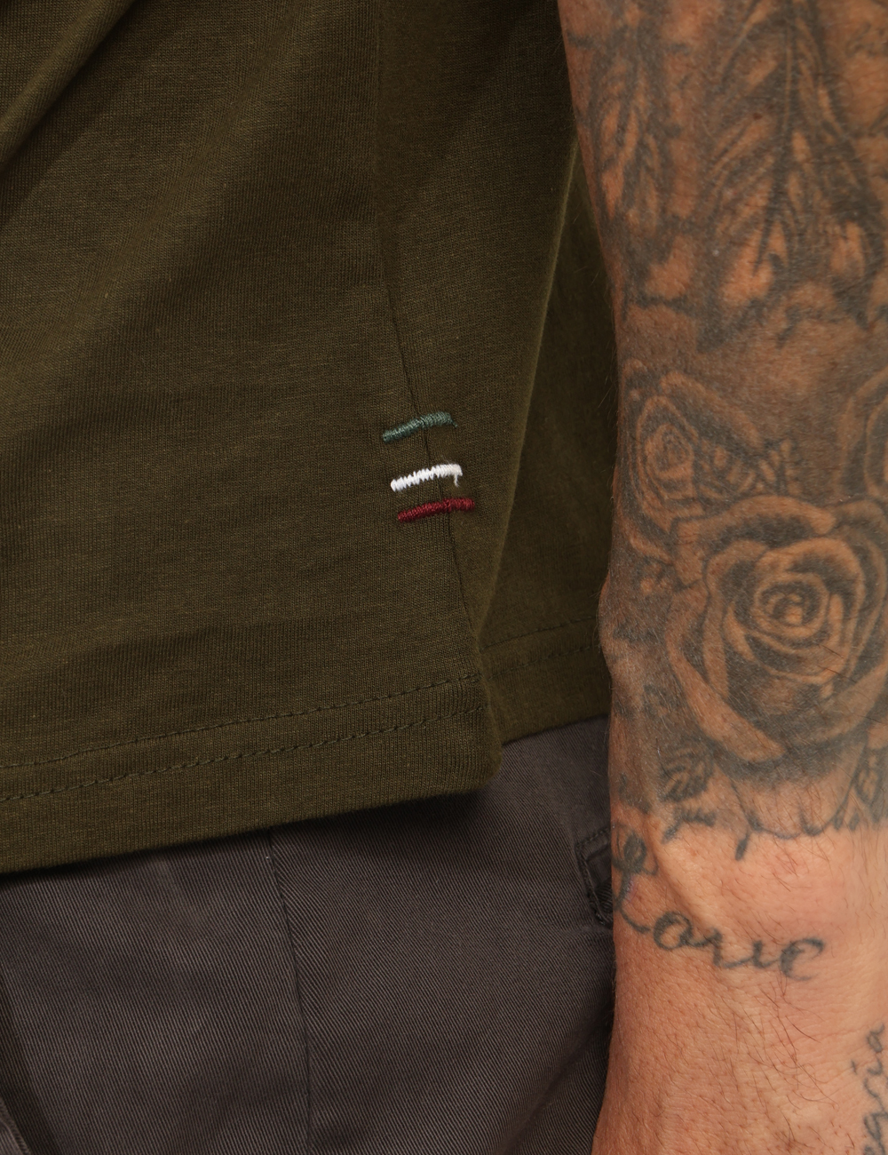 ARI5TS011348U-SA_ARMY_AI25_4 T-shirt Aeronautica Italiana Verde - T-shirt classica su base verde con stampa logo brand in tinta coordinata. La vestibilit