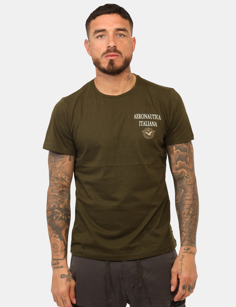 ARI5TS011348U-SA_ARMY_AI25_5 T-shirt Aeronautica Italiana Verde - T-shirt classica su base verde con stampa logo brand in tinta coordinata. La vestibilit