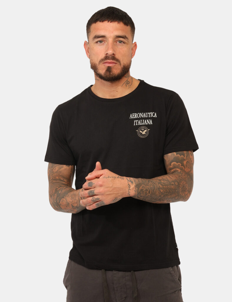 T-shirt Aeronautica Italiana Nero - T-shirt classica su base nera con stampa logo brand in tinta coordinata. La vestibilità