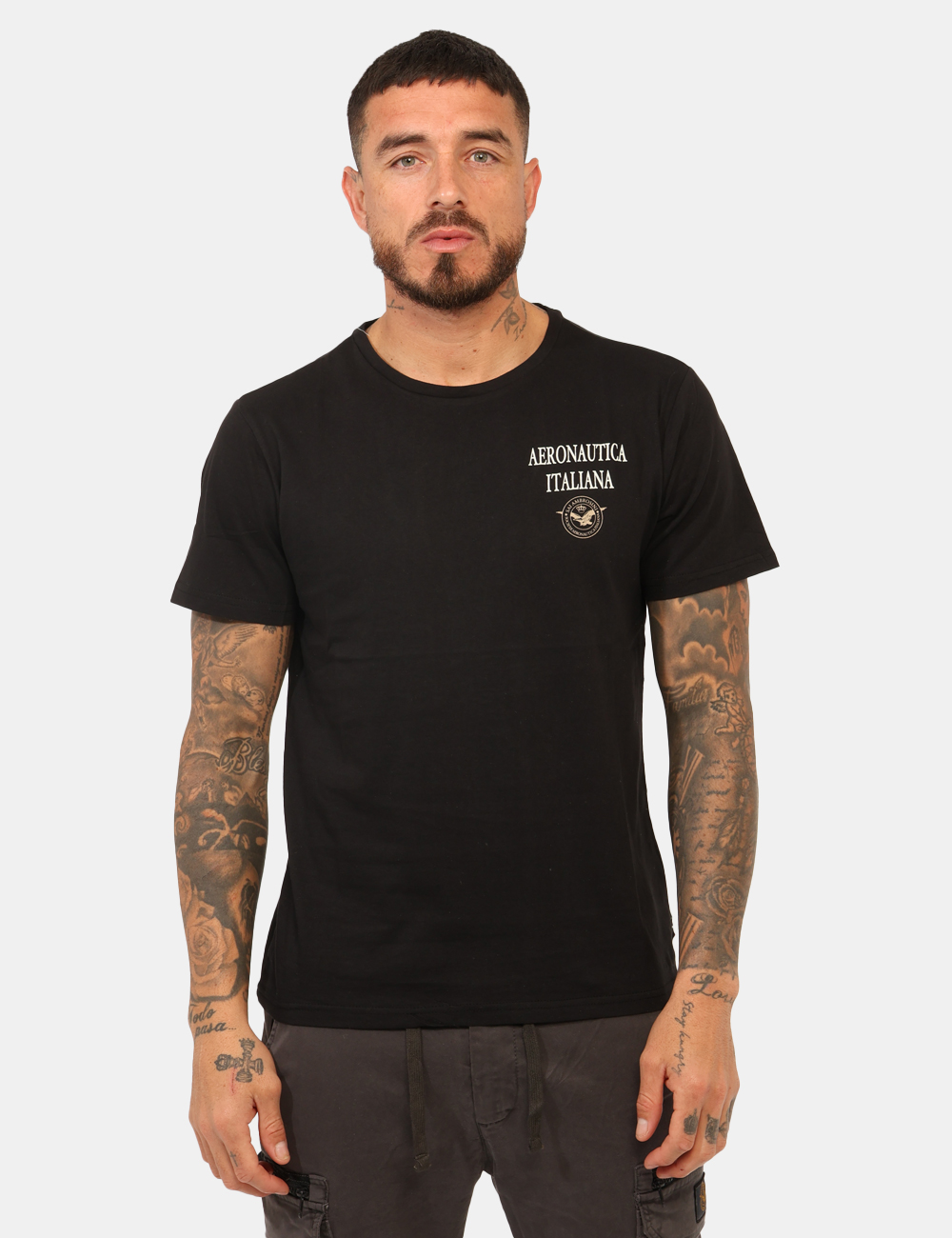 ARI5TS011348U-SA_BLACK_AI25_5 T-shirt Aeronautica Italiana Nero - T-shirt classica su base nera con stampa logo brand in tinta coordinata. La vestibilità