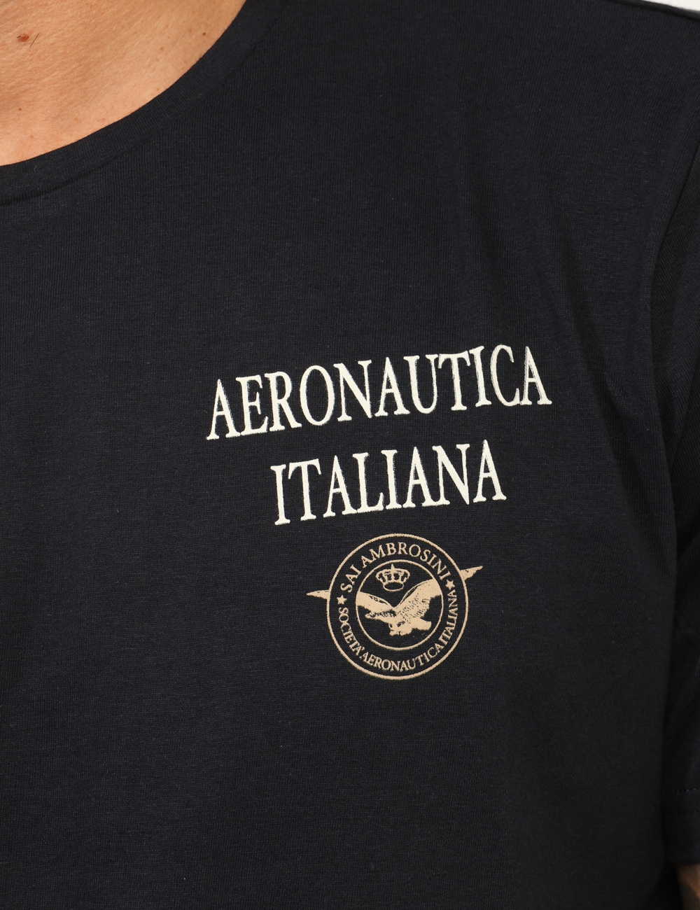 ARI5TS011348U-SA_NAVY_AI25_3 T-shirt Aeronautica Italiana Blu - T-shirt classica su base blu con stampa logo brand in tinta coordinata. La vestibilità è