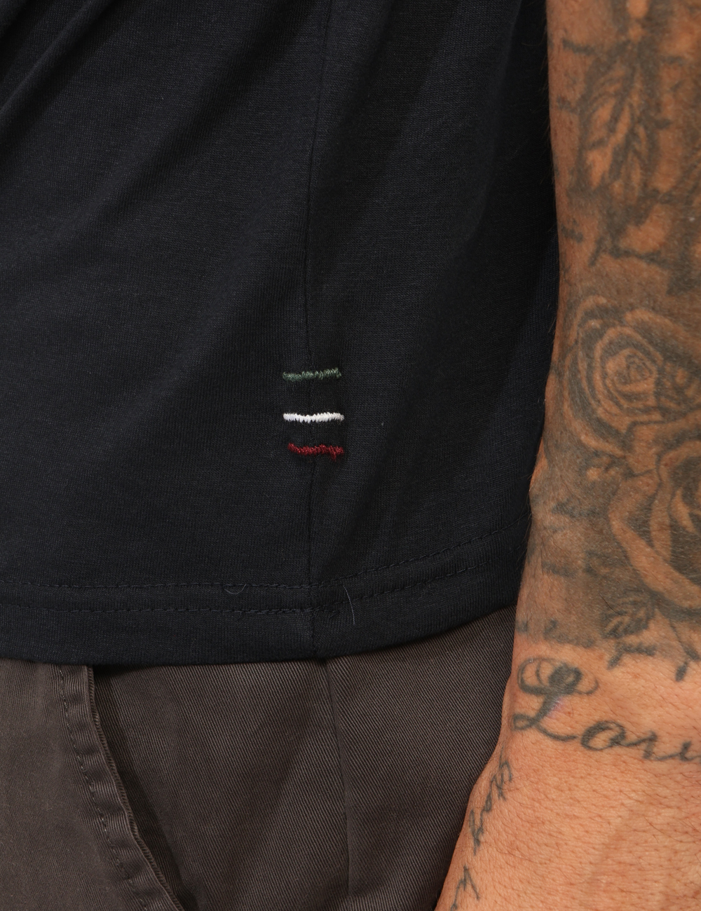 ARI5TS011348U-SA_NAVY_AI25_4 T-shirt Aeronautica Italiana Blu - T-shirt classica su base blu con stampa logo brand in tinta coordinata. La vestibilità è