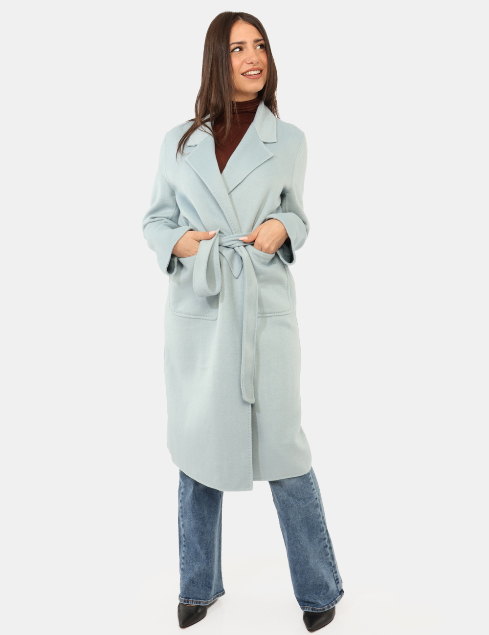 AZ-BUKEYE-OA_AZZURRO_AI25_1 Cappotto Rue De Clerie Azzurro - Cappotto lungo in total azzurro, con doppia tasca a toppa. La vestibilità è morbida e regol