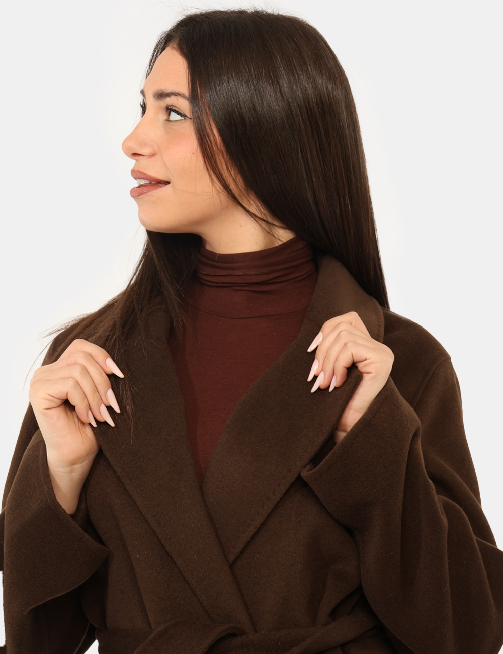 AZ-BUKEYE-OA_CASTAGNA_AI25_4 Cappotto Rue De Clerie Marrone - Cappotto lungo in total marrone castagna, con doppia tasca a toppa. La vestibilità è morbid