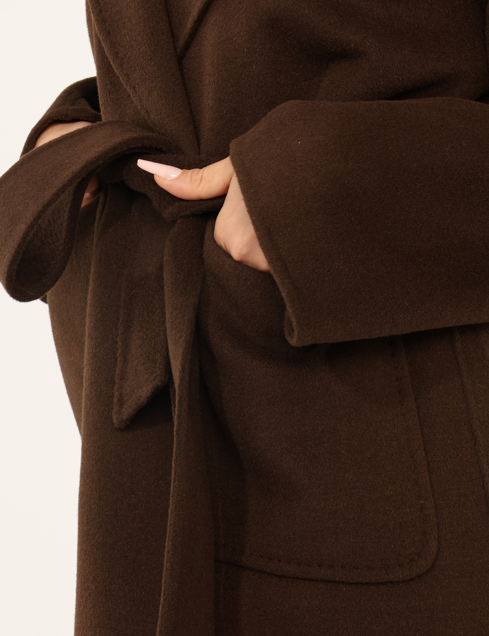 AZ-BUKEYE-OA_CASTAGNA_AI25_5 Cappotto Rue De Clerie Marrone - Cappotto lungo in total marrone castagna, con doppia tasca a toppa. La vestibilità è morbid