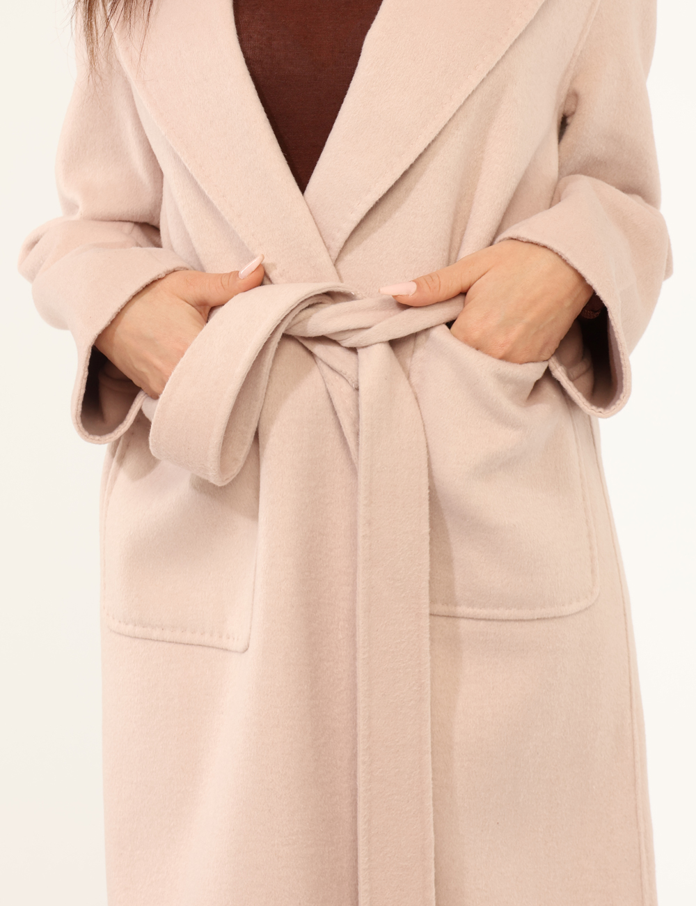 AZ-BUKEYE-OA_ROSA_AI25_4 Cappotto Rue De Clerie Rosa - Cappotto lungo in total rosa chiaro, con doppia tasca a toppa. La vestibilità è morbida e rego