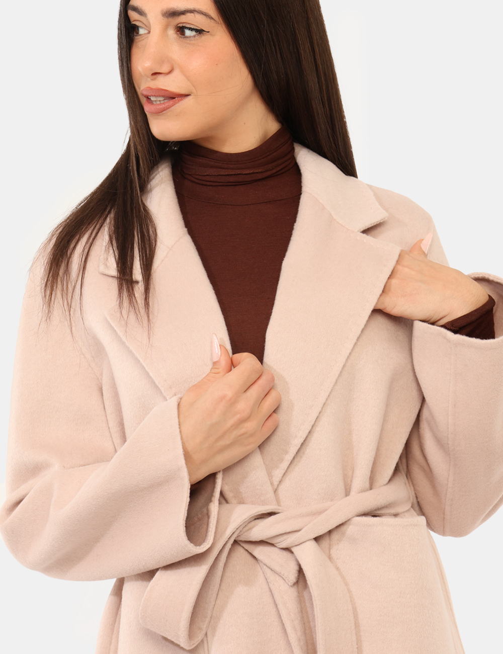 AZ-BUKEYE-OA_ROSA_AI25_5 Cappotto Rue De Clerie Rosa - Cappotto lungo in total rosa chiaro, con doppia tasca a toppa. La vestibilità è morbida e rego