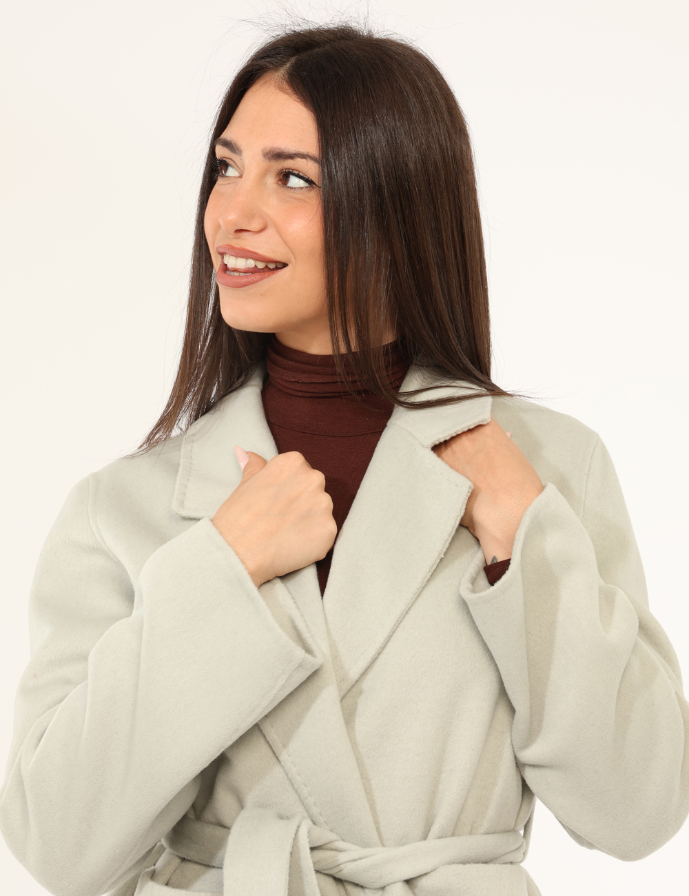 AZ-BUKEYE-OA_VERDE-ACQUA_AI25_3 Cappotto Rue De Clerie Verde - Cappotto lungo in total verde chiaro, con doppia tasca a toppa. La vestibilità è morbida e re