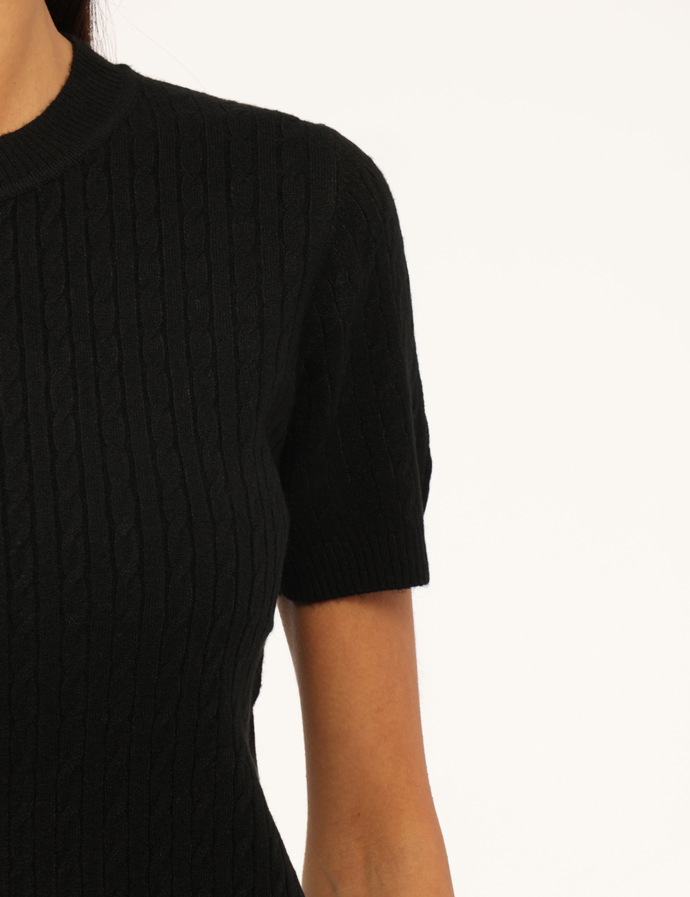 C004-OA_NERO_AI25_3 Maglia a maniche corte Materica Nero - Maglia a maniche corte in total nero, con girocollo classico e trama intrecciata. La