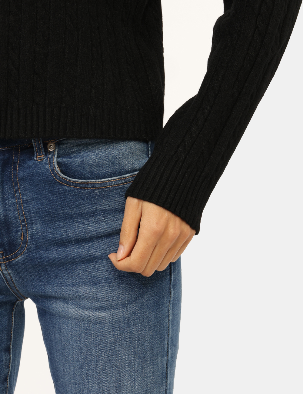 C007-OA_NERO_AI25_3 Maglione Materica Nero - Maglione modello cardigan corto, in total nero con trama intrecciata e collo ampio. La vestibilità