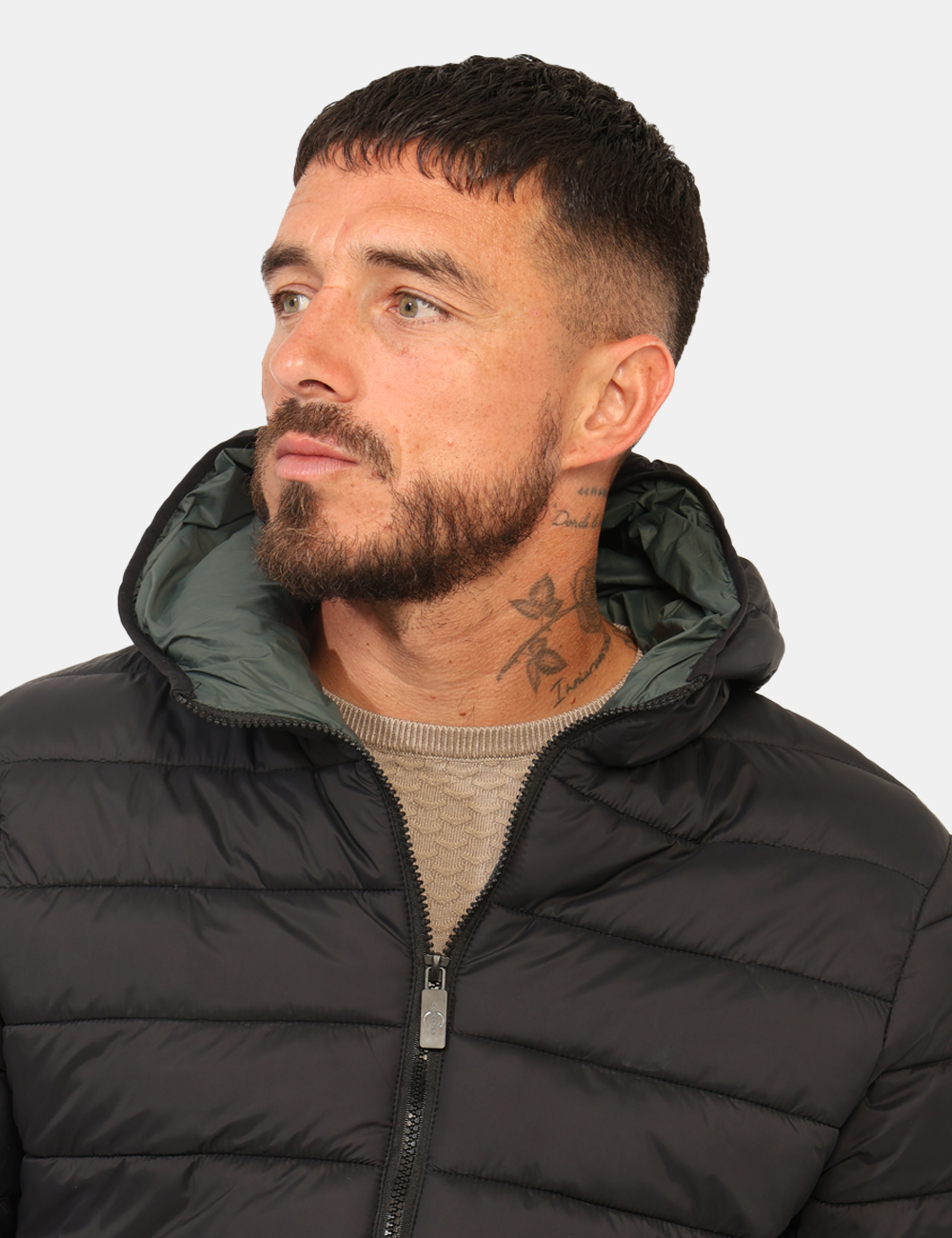 C83-U13-OA_NERO_AI25_4 Piumino Concept83 Nero - Piumino classico con cappuccio non removibile in total nero. Presenti tasche a taglio trasversale.