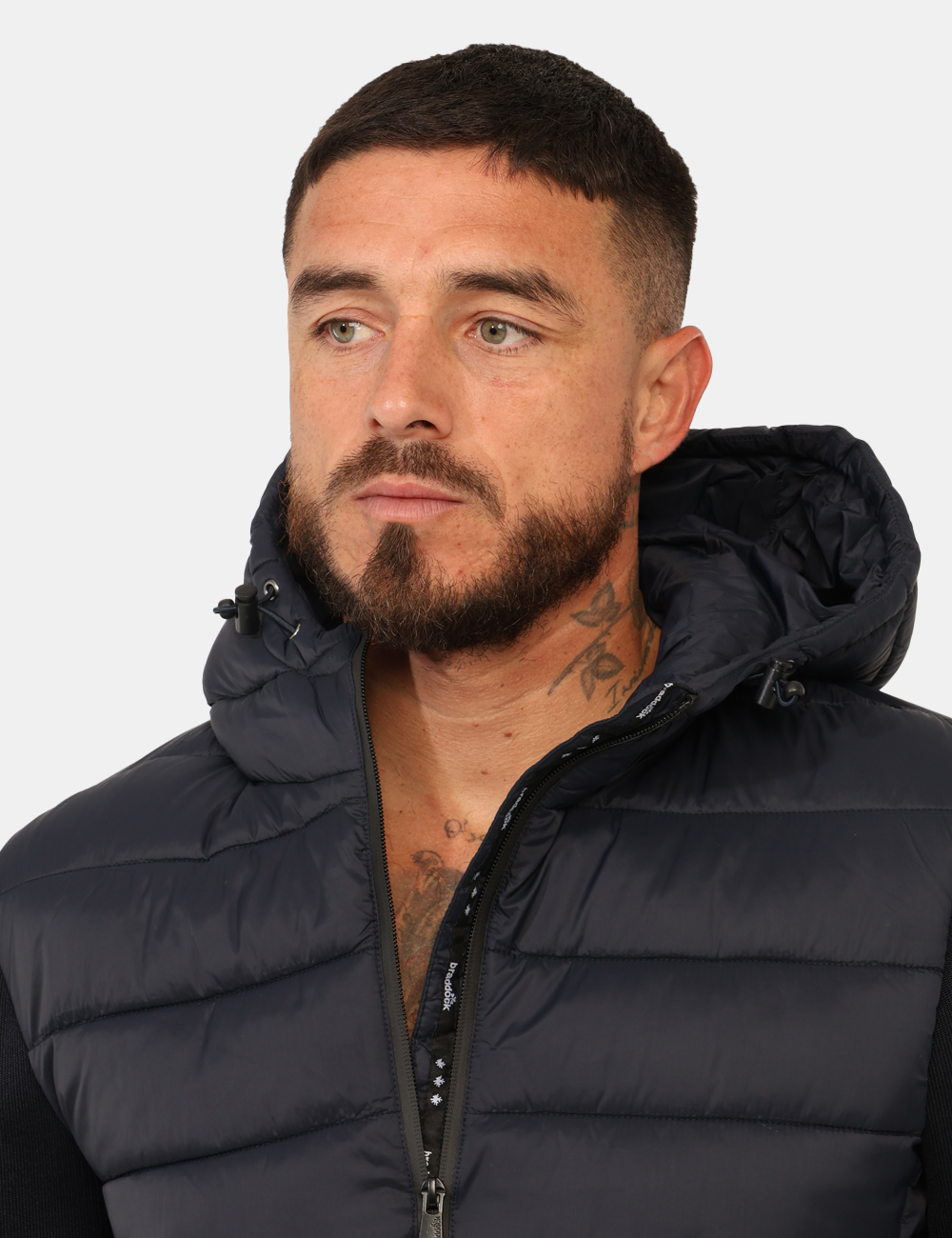 CANKA25-OA_BLU_AI25_4 Piumino Braddock Blu - Piumino con cappuccio in total blu e maniche in tessuto, più tasche a taglio trasversale. La vestibil