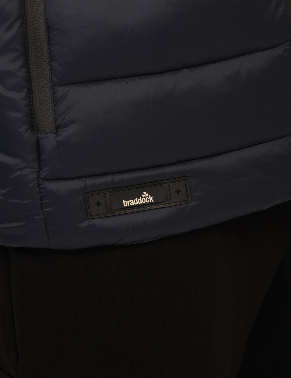 CANKA25-OA_BLU_AI25_6 Piumino Braddock Blu - Piumino con cappuccio in total blu e maniche in tessuto, più tasche a taglio trasversale. La vestibil