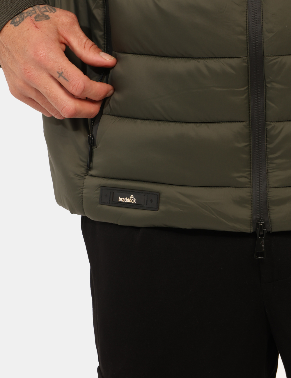 CANKA25-OA_VERDE_AI25_4 Piumino Braddock Verde - Piumino con cappuccio in total verde e maniche in tessuto, più tasche a taglio trasversale. La vest