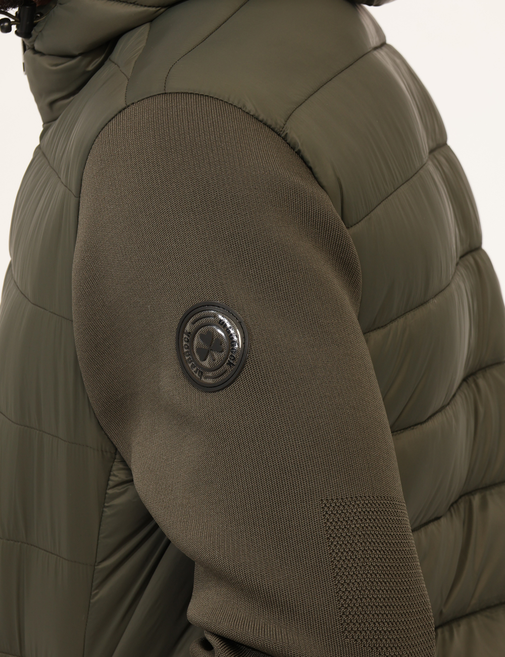 CANKA25-OA_VERDE_AI25_6 Piumino Braddock Verde - Piumino con cappuccio in total verde e maniche in tessuto, più tasche a taglio trasversale. La vest