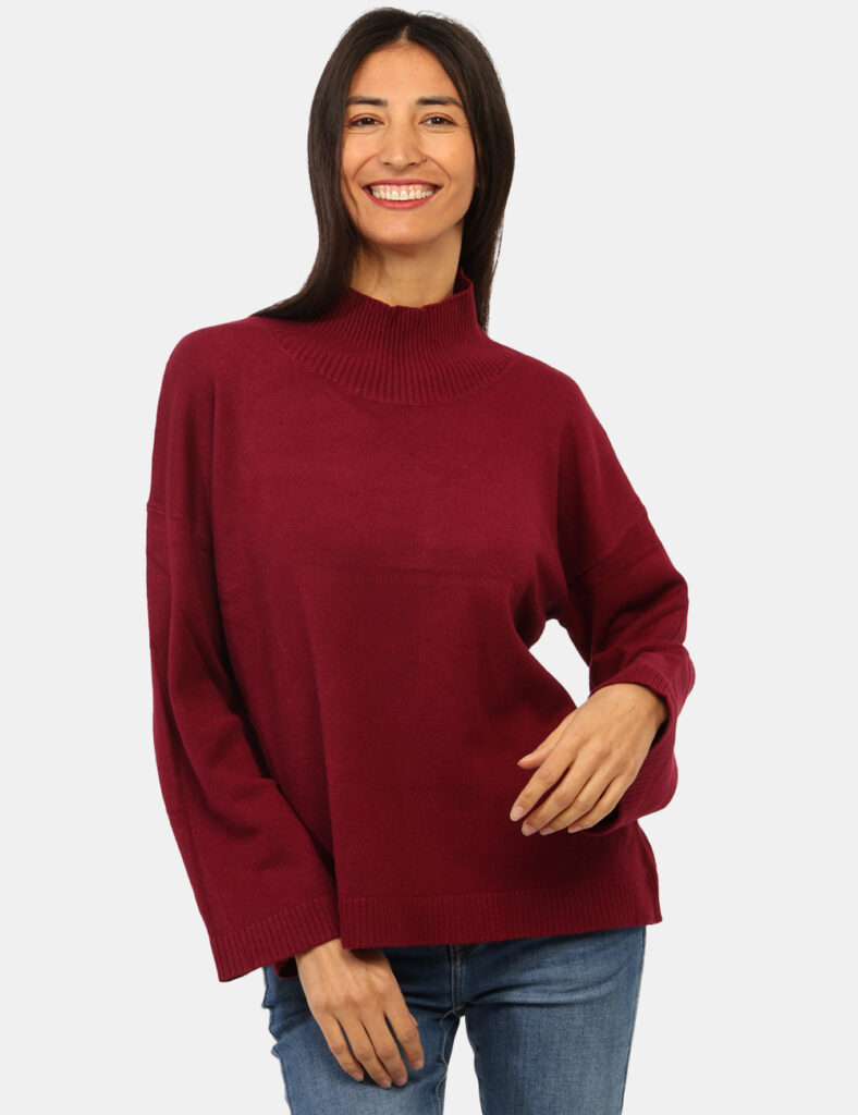 Maglione Materica Bordeaux - Maglione corto in total bordeaux, con collo alto. La vestibilità è morbida e regolare. Il magli