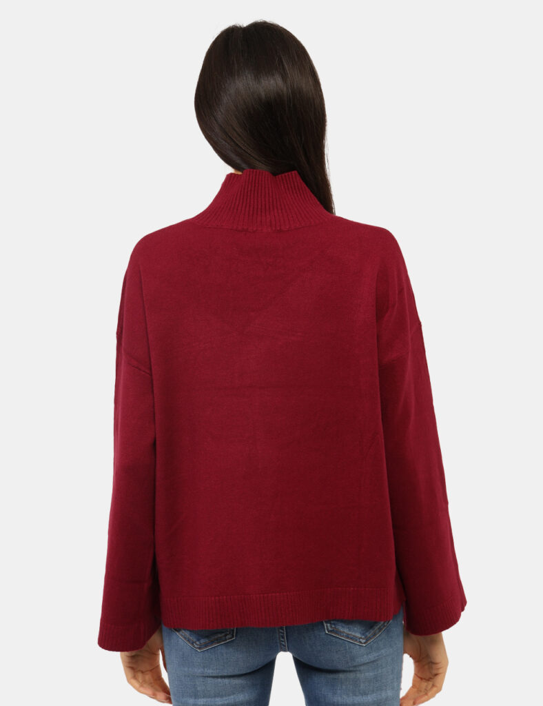 Maglione Materica Bordeaux - Maglione corto in total bordeaux, con collo alto. La vestibilità è morbida e regolare. Il magli