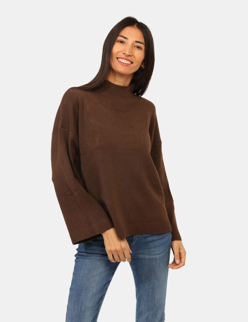 Maglione Materica Marrone - Maglione corto in total marrone testa di moro, con collo alto. La vestibilità è morbida e regola