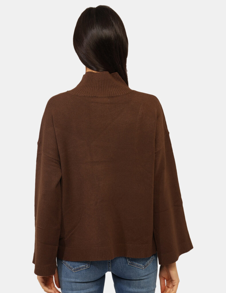 Maglione Materica Marrone - Maglione corto in total marrone testa di moro, con collo alto. La vestibilità è morbida e regola