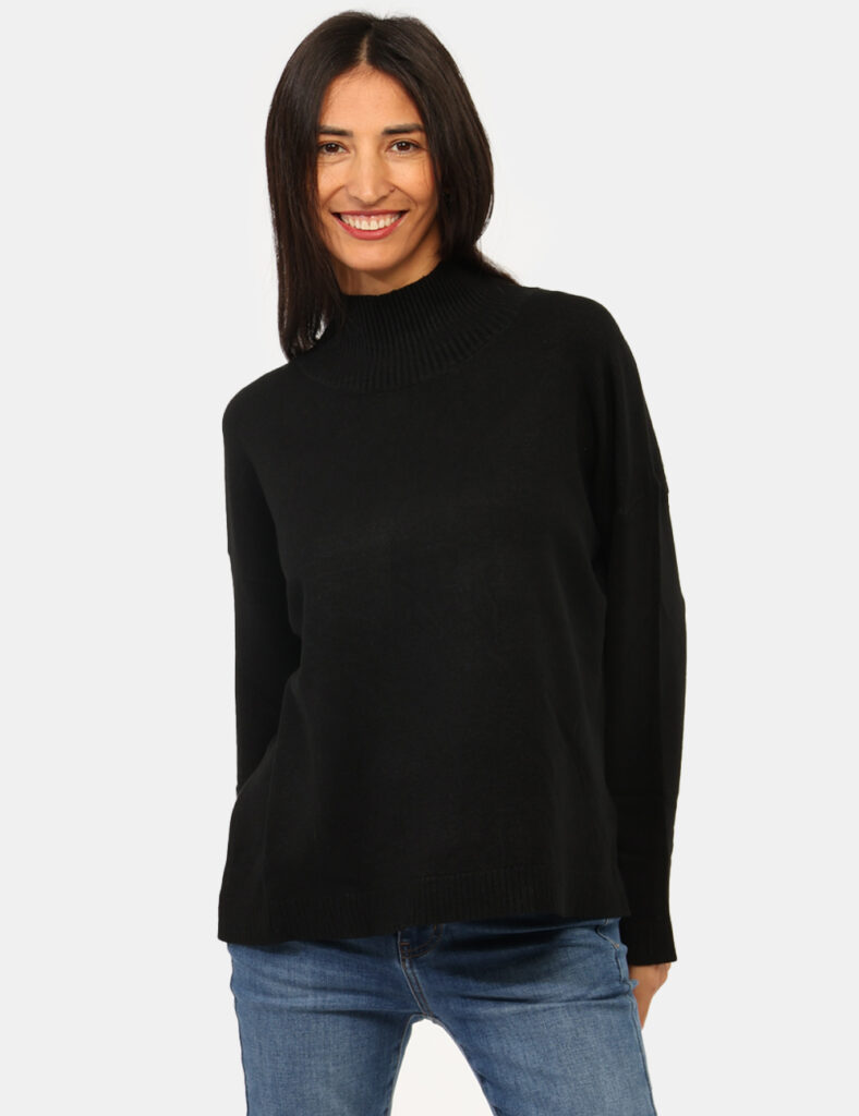 Maglione Materica Nero - Maglione corto in total nero, con collo alto. La vestibilità è morbida e regolare. Il maglione è ad