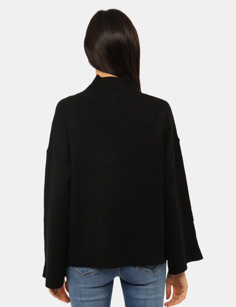 Maglione Materica Nero - Maglione corto in total nero, con collo alto. La vestibilità è morbida e regolare. Il maglione è ad