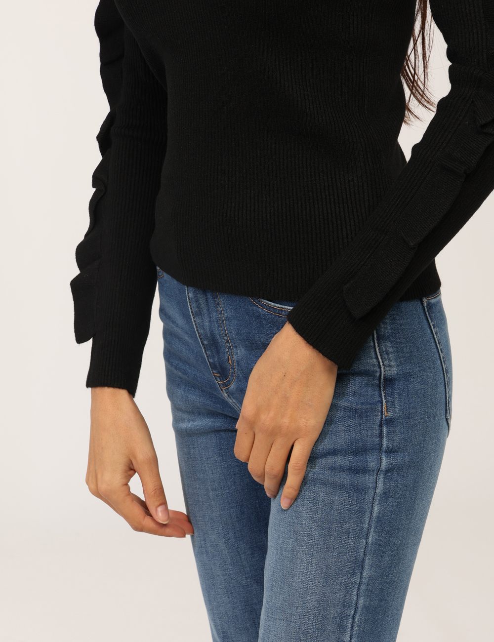 D018-OA_NERO_AI25_3 Maglione Materica Nero - Maglione costina con girocollo classico, in total nero e frill in tinta applicato sulle maniche. La