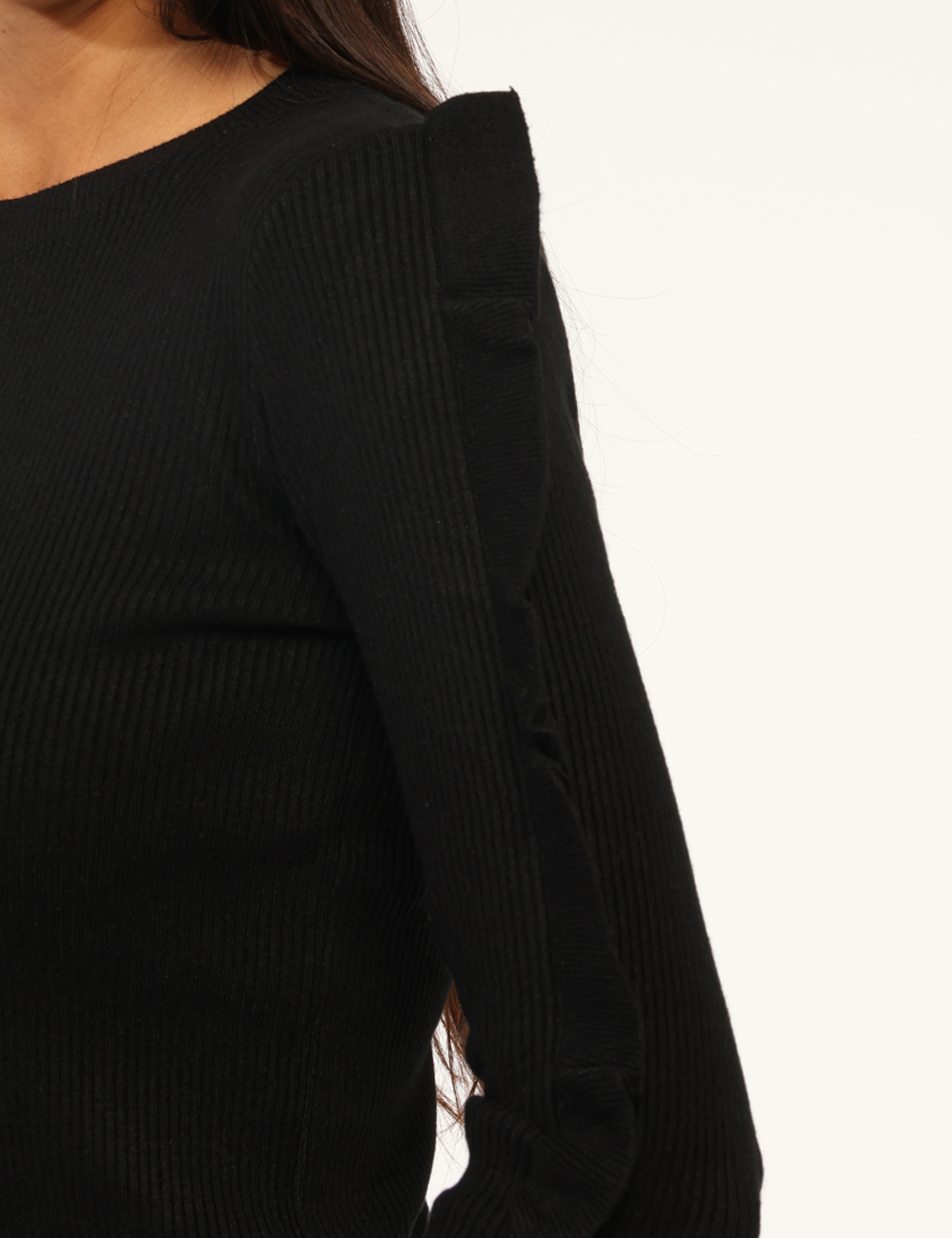 D018-OA_NERO_AI25_4 Maglione Materica Nero - Maglione costina con girocollo classico, in total nero e frill in tinta applicato sulle maniche. La