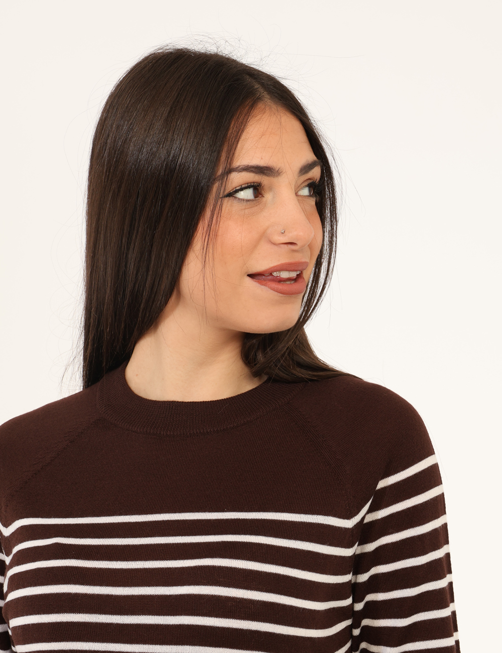 EREMO-2525366372-SA_TESTA-DI-MORO_AI25_3 Maglione Emme Marella Marrone - Maglioncino leggero a maniche lunghe, accollato, con in total marrone con righine bianche. L