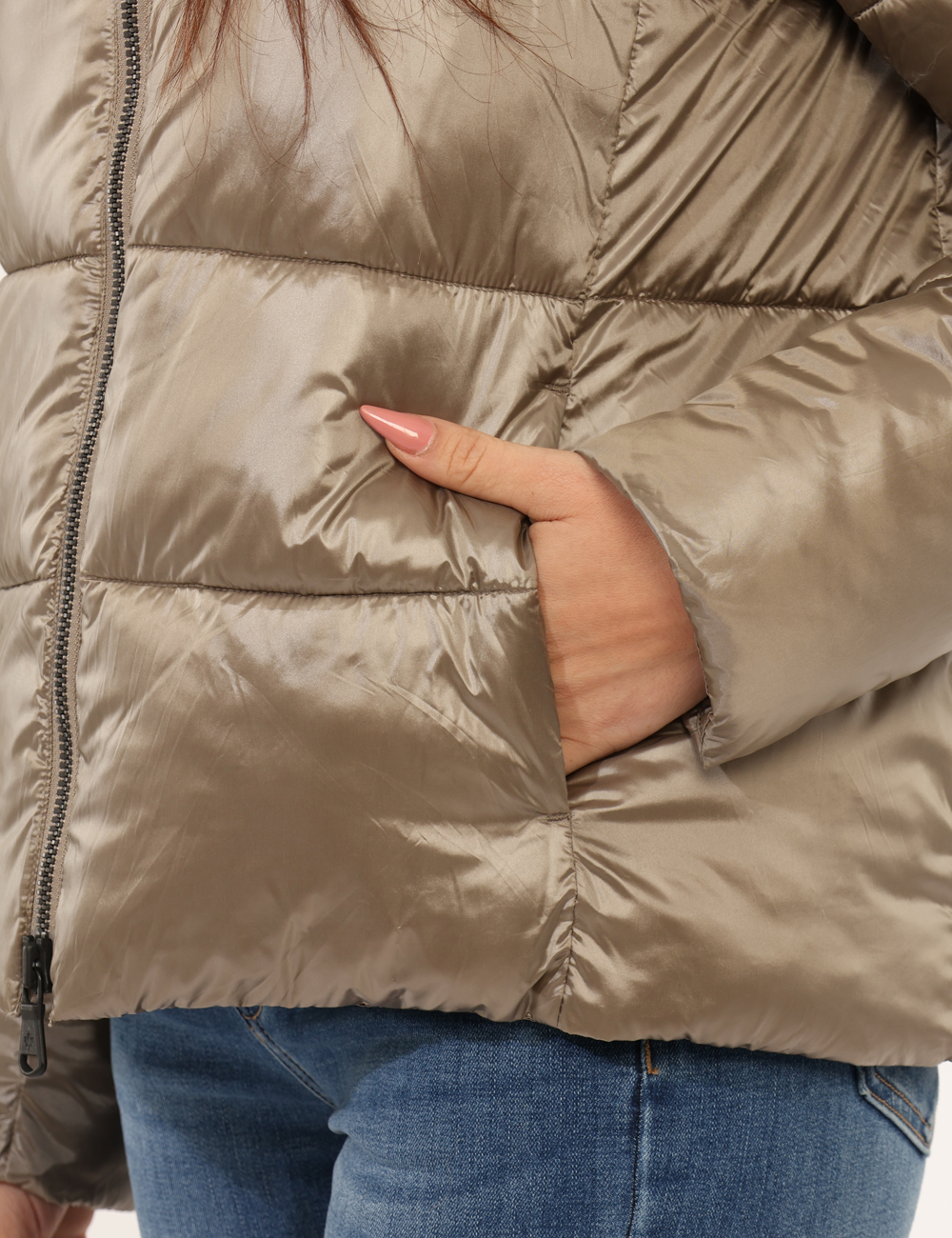 G224015WFUR-OA_LOAK_AI25_5 Piumino Canadian Oro - Piumino corto in total oro, con cappuccio non removibile evidenziato da fake fur. Presenti tasche a t