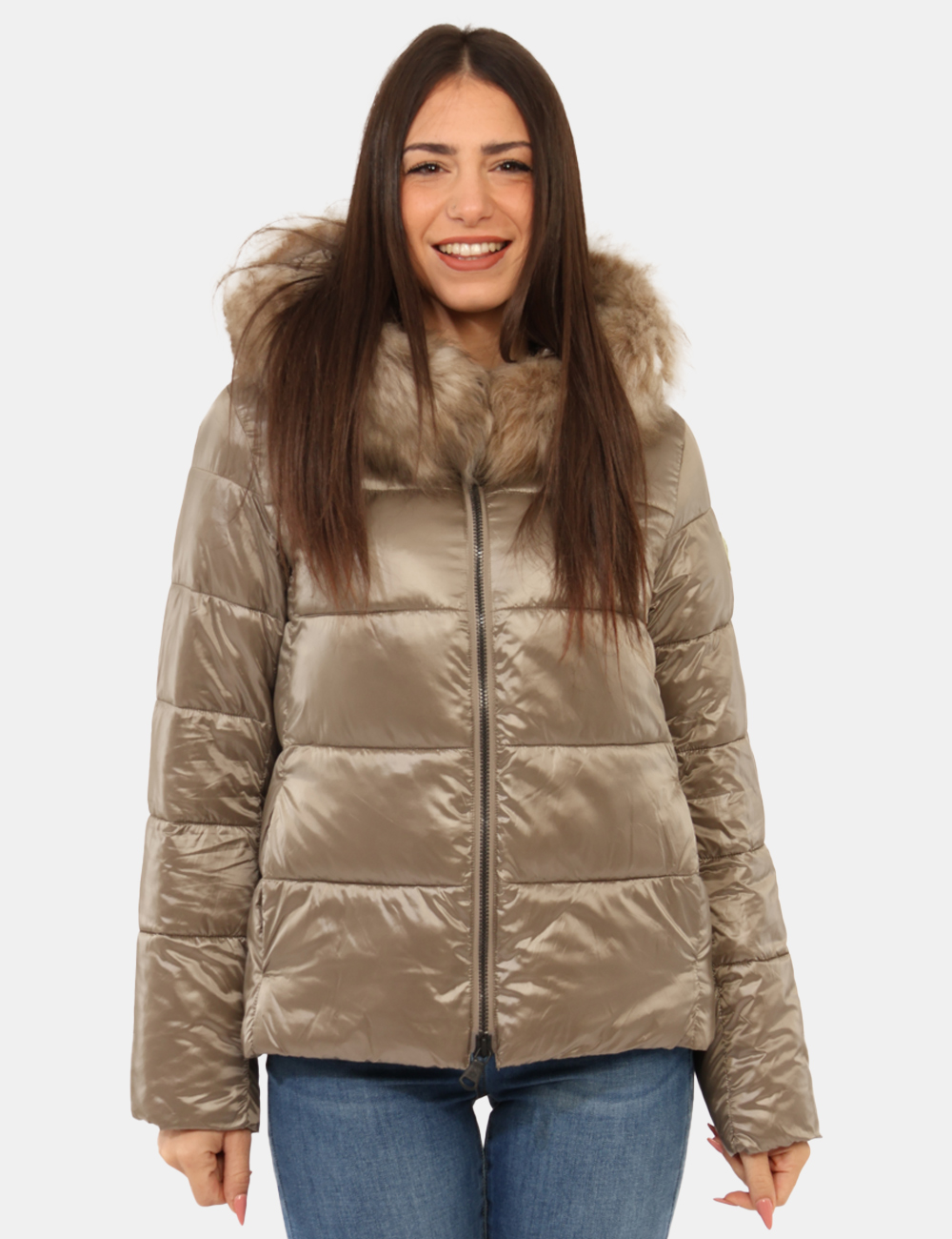 G224015WFUR-OA_LOAK_AI25_6 Piumino Canadian Oro - Piumino corto in total oro, con cappuccio non removibile evidenziato da fake fur. Presenti tasche a t