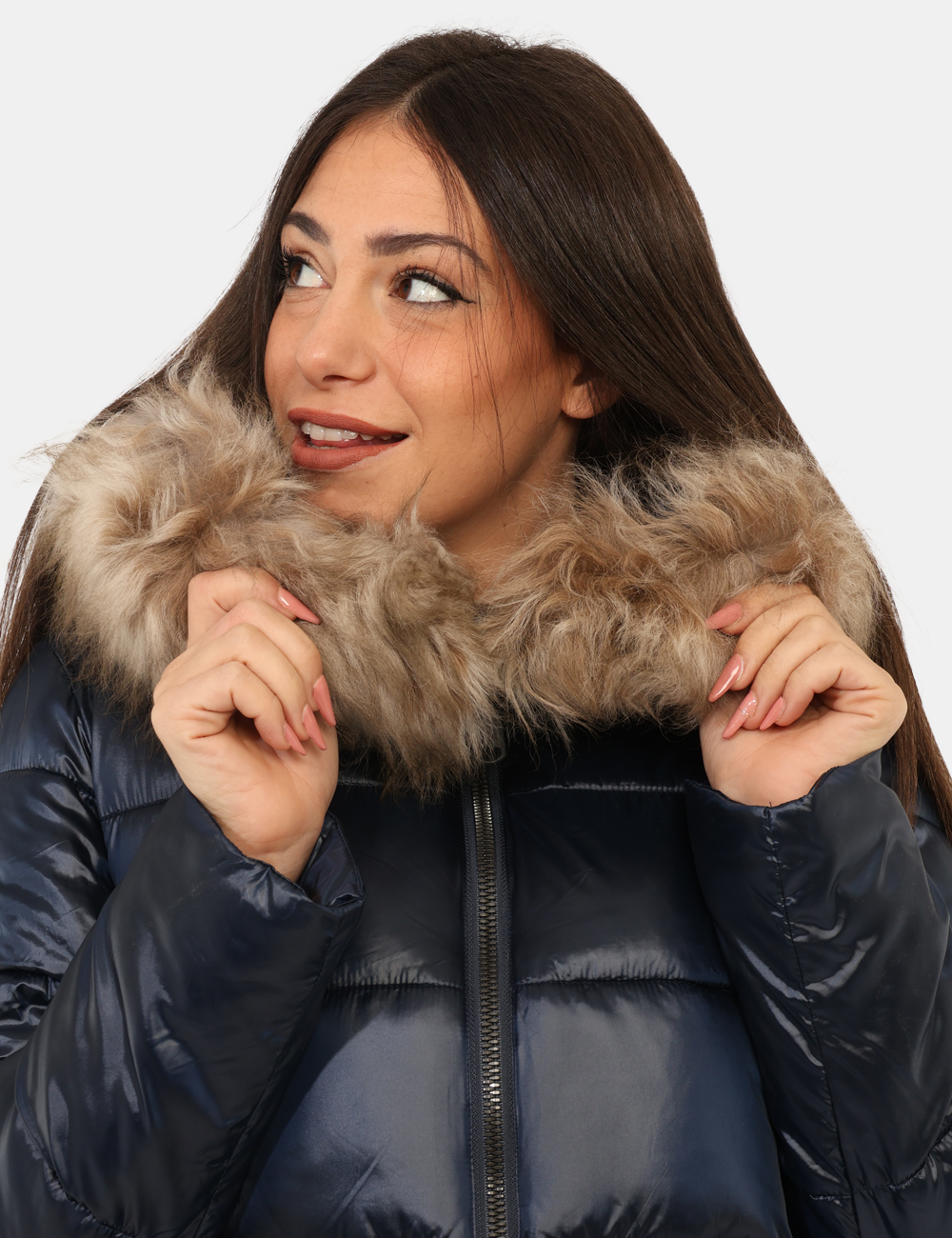 G224015WFUR-OA_NAVBZ_AI25_5 Piumino Canadian Blu - Piumino corto in total blu navy, con cappuccio non removibile evidenziato da fake fur. Presenti tasch