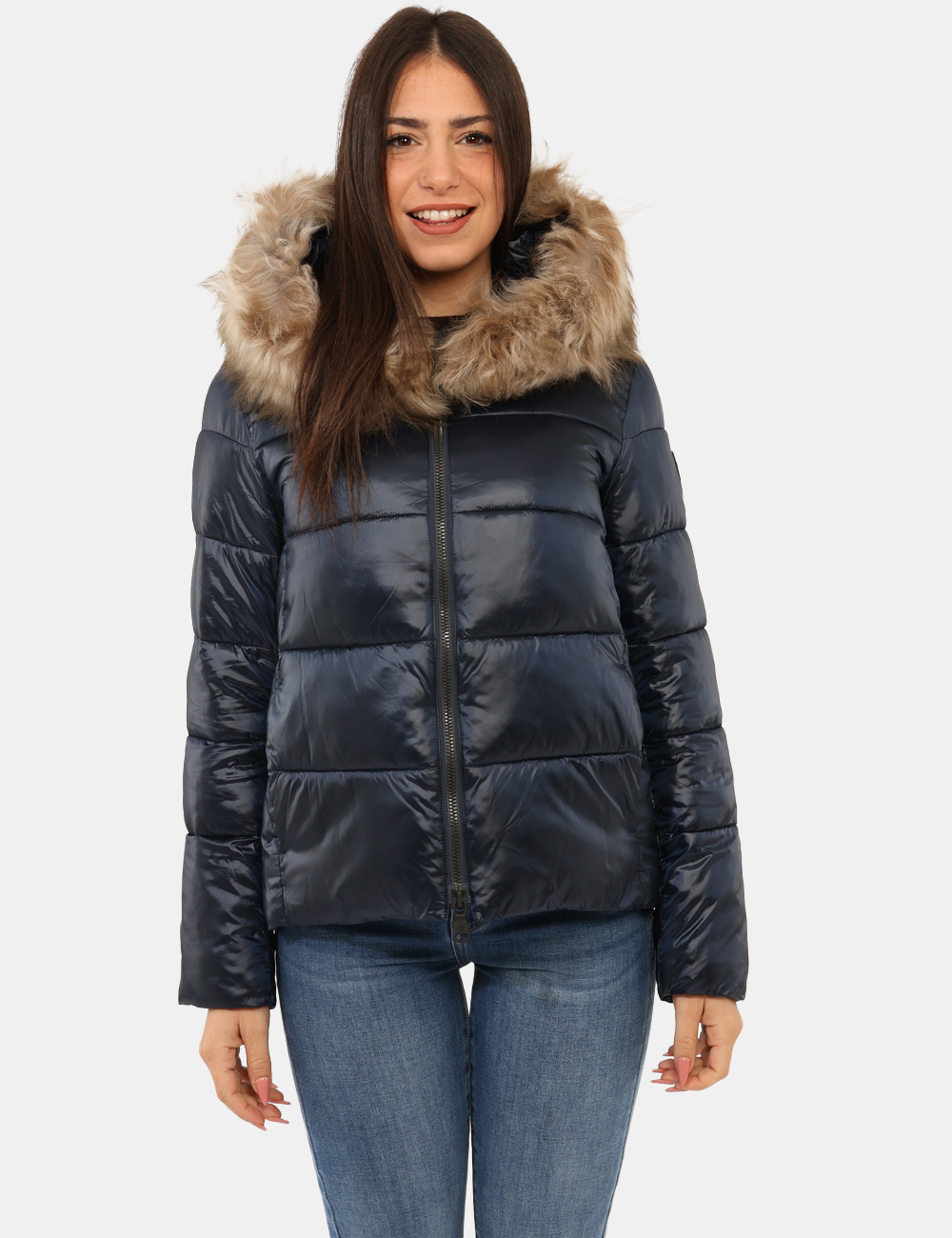 G224015WFUR-OA_NAVBZ_AI25_6 Piumino Canadian Blu - Piumino corto in total blu navy, con cappuccio non removibile evidenziato da fake fur. Presenti tasch