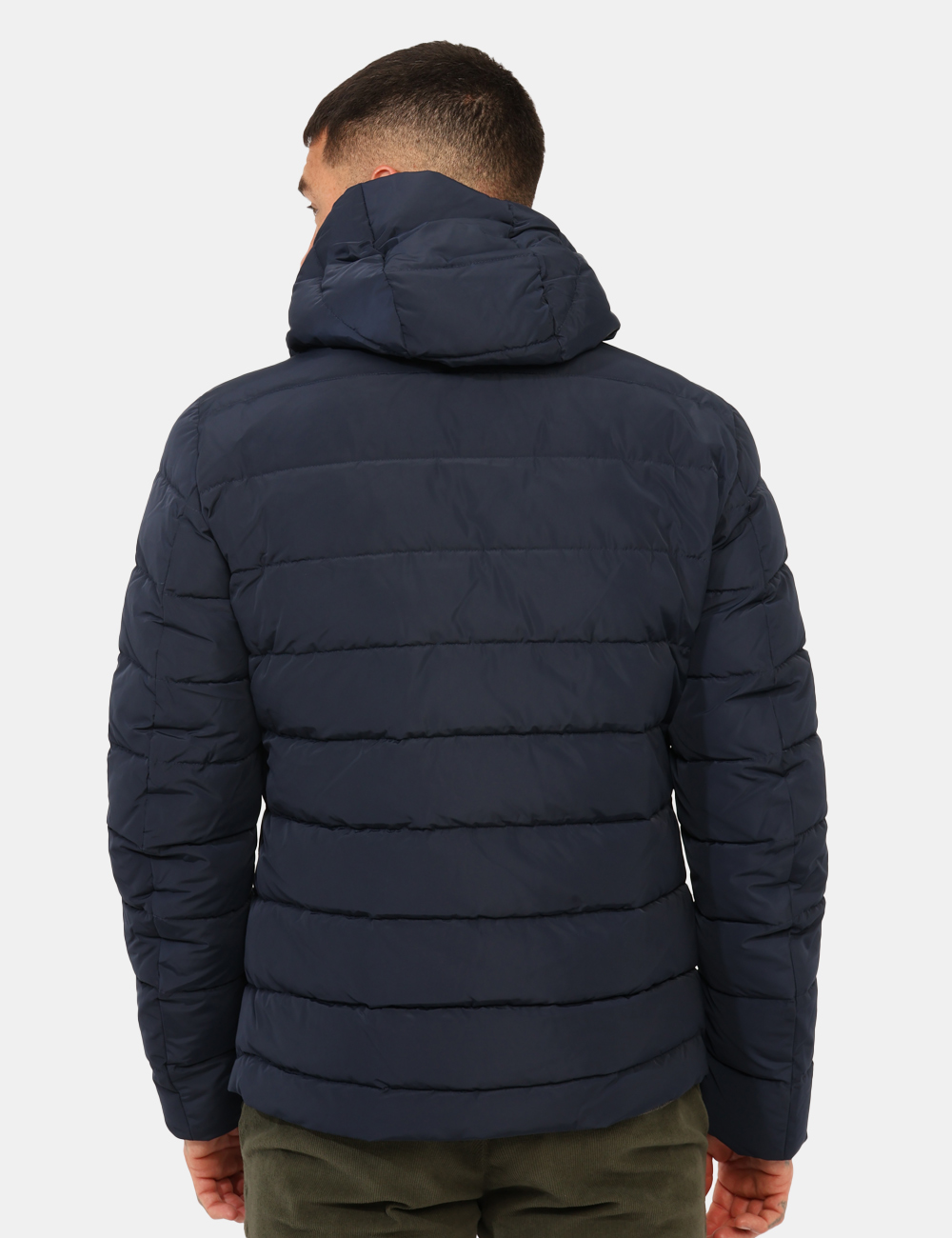 G224080-OA_NAVBZ_AI25_2 Piumino Canadian Blu - Piumino corto in total blu navy, con cappuccio non removibile. Presenti tasche a taglio trasversale.