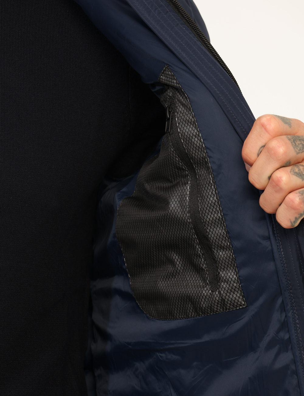 G224080-OA_NAVBZ_AI25_3 Piumino Canadian Blu - Piumino corto in total blu navy, con cappuccio non removibile. Presenti tasche a taglio trasversale.