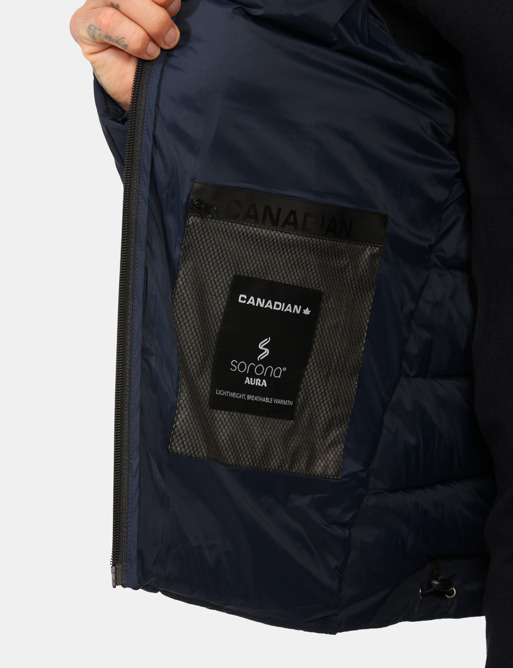 G224080-OA_NAVBZ_AI25_4 Piumino Canadian Blu - Piumino corto in total blu navy, con cappuccio non removibile. Presenti tasche a taglio trasversale.