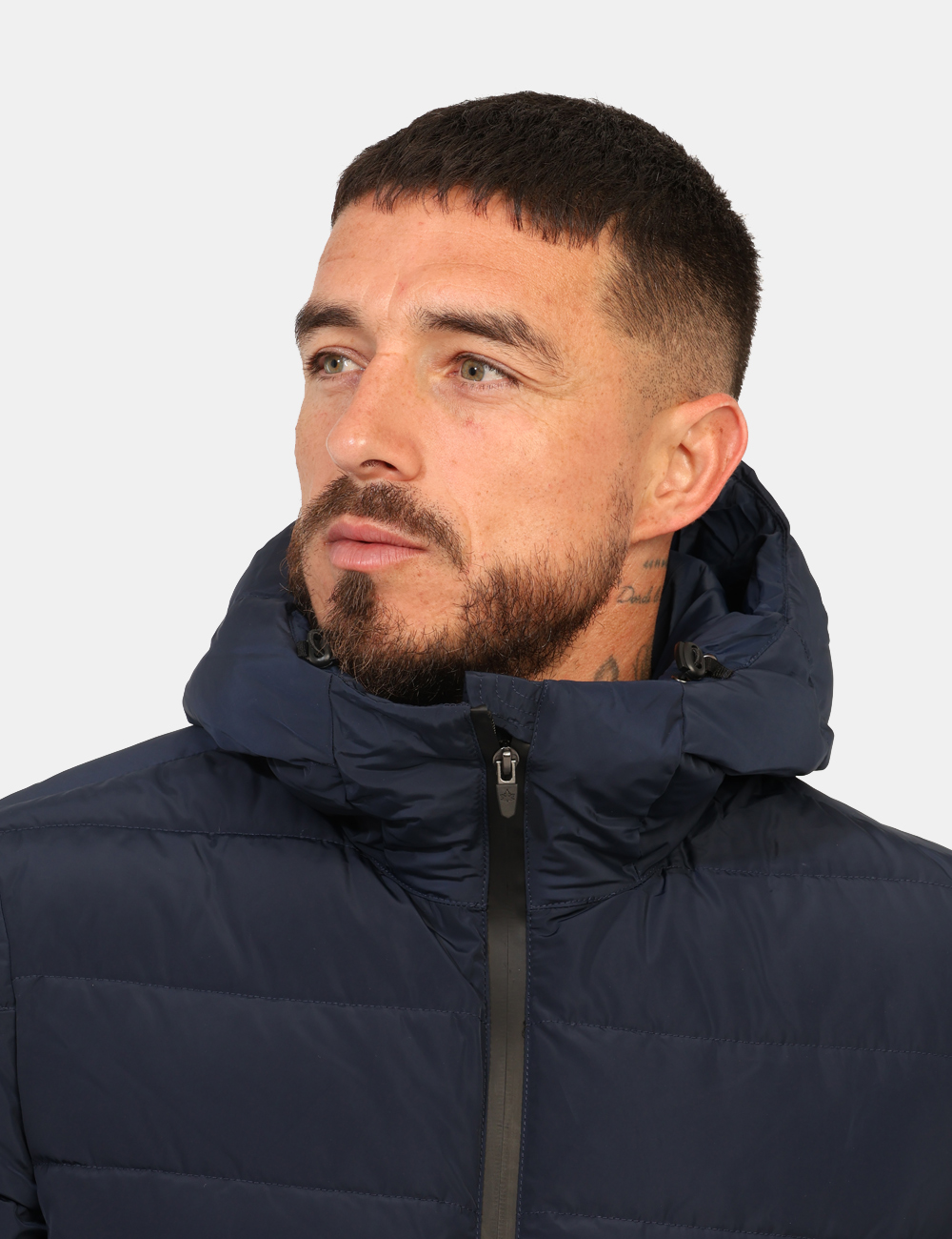 G224080-OA_NAVBZ_AI25_5 Piumino Canadian Blu - Piumino corto in total blu navy, con cappuccio non removibile. Presenti tasche a taglio trasversale.