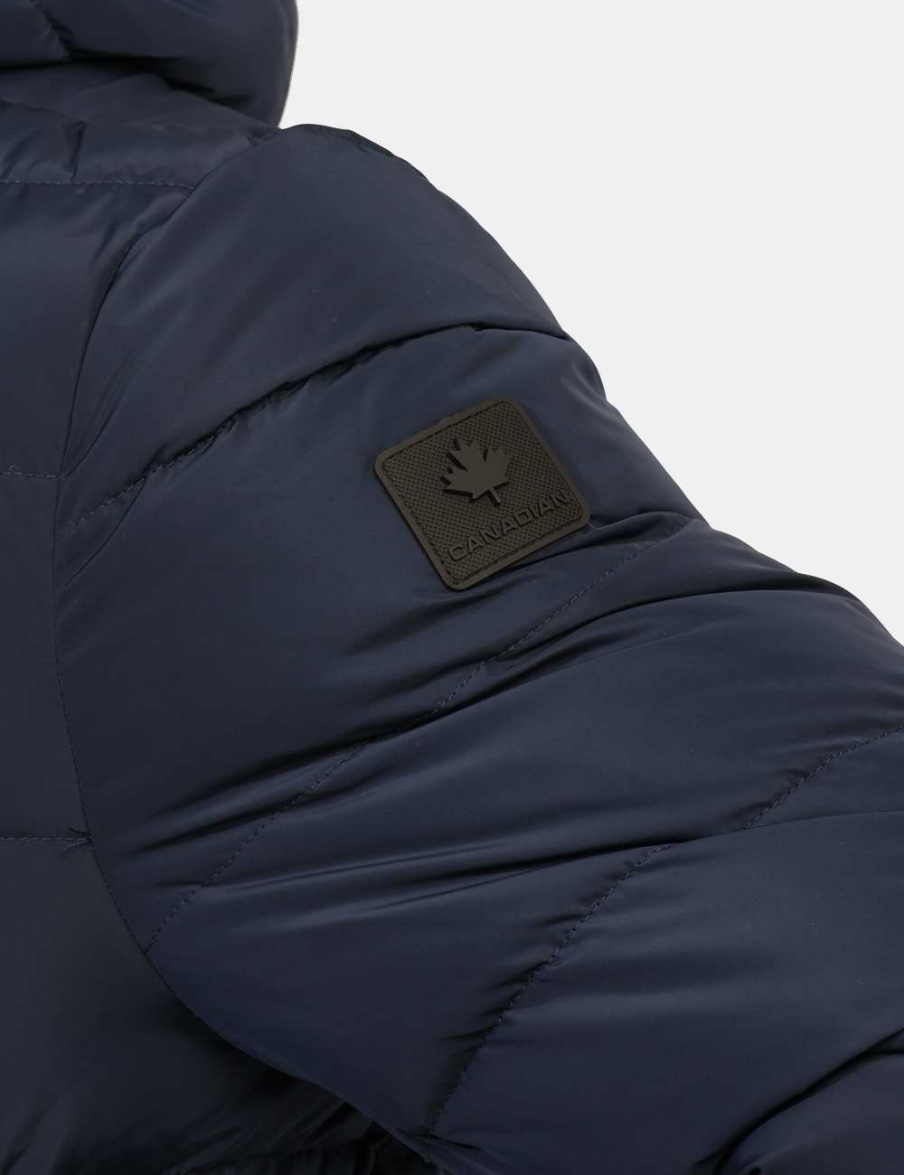 G224080-OA_NAVBZ_AI25_6 Piumino Canadian Blu - Piumino corto in total blu navy, con cappuccio non removibile. Presenti tasche a taglio trasversale.