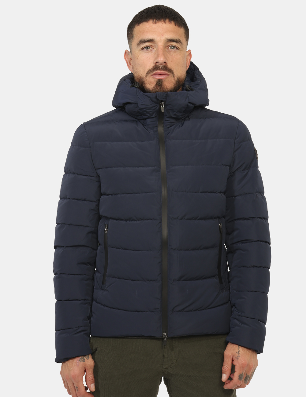 G224080-OA_NAVBZ_AI25_8 Piumino Canadian Blu - Piumino corto in total blu navy, con cappuccio non removibile. Presenti tasche a taglio trasversale.