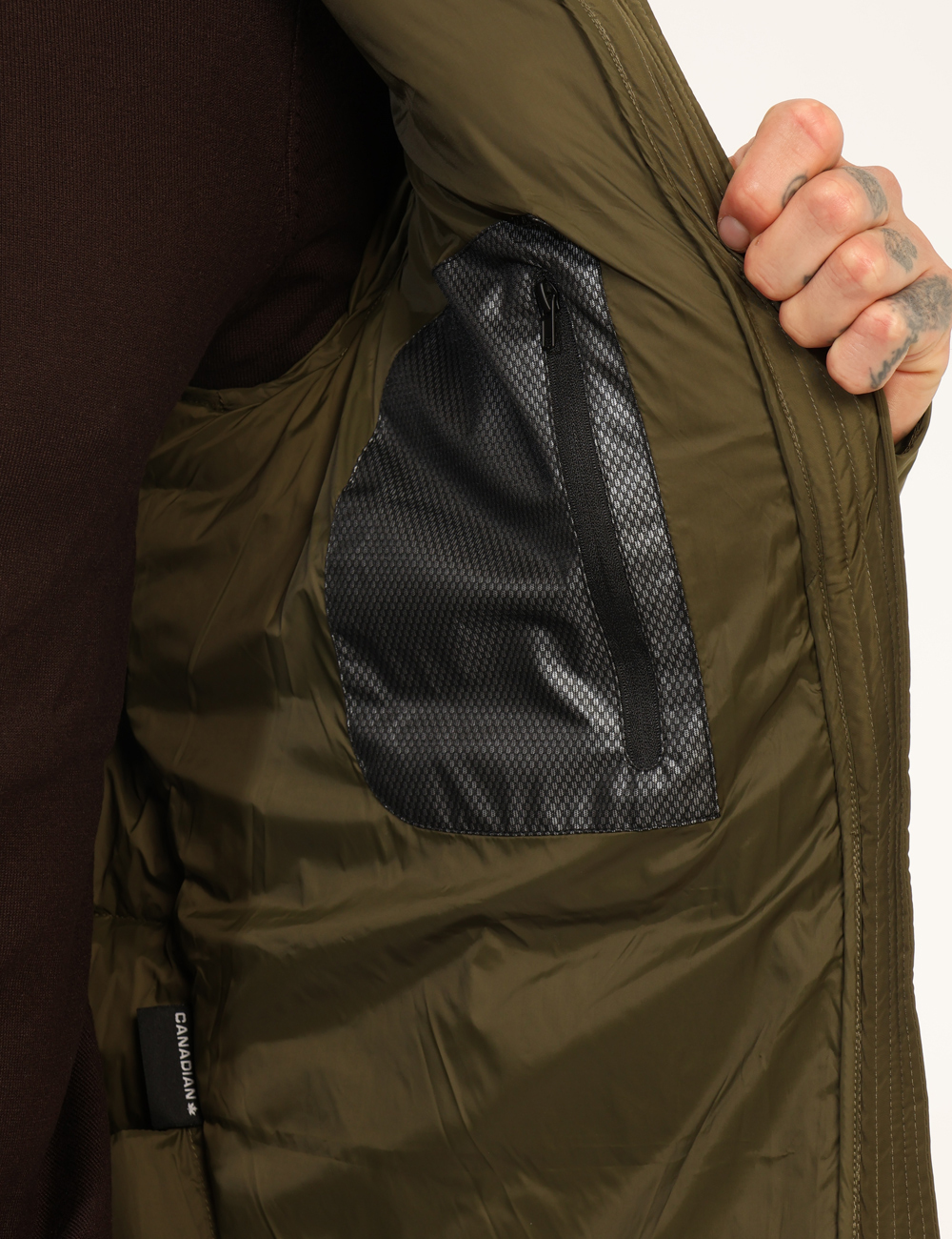 G224080-OA_OLNI_AI25_3 Piumino Canadian Verde - Piumino corto in total verde militare, con cappuccio non removibile. Presenti tasche a taglio trasv