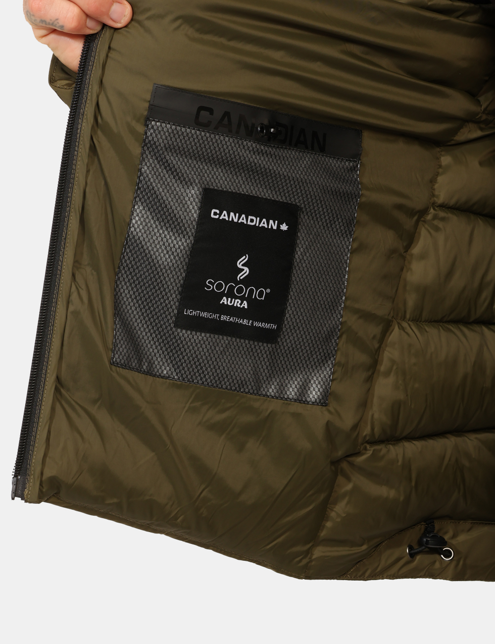 G224080-OA_OLNI_AI25_4 Piumino Canadian Verde - Piumino corto in total verde militare, con cappuccio non removibile. Presenti tasche a taglio trasv