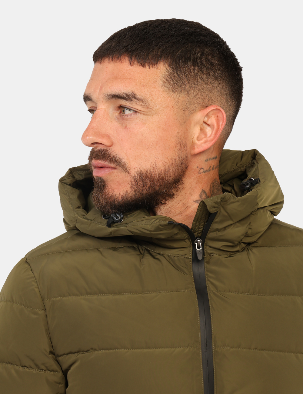 G224080-OA_OLNI_AI25_5 Piumino Canadian Verde - Piumino corto in total verde militare, con cappuccio non removibile. Presenti tasche a taglio trasv