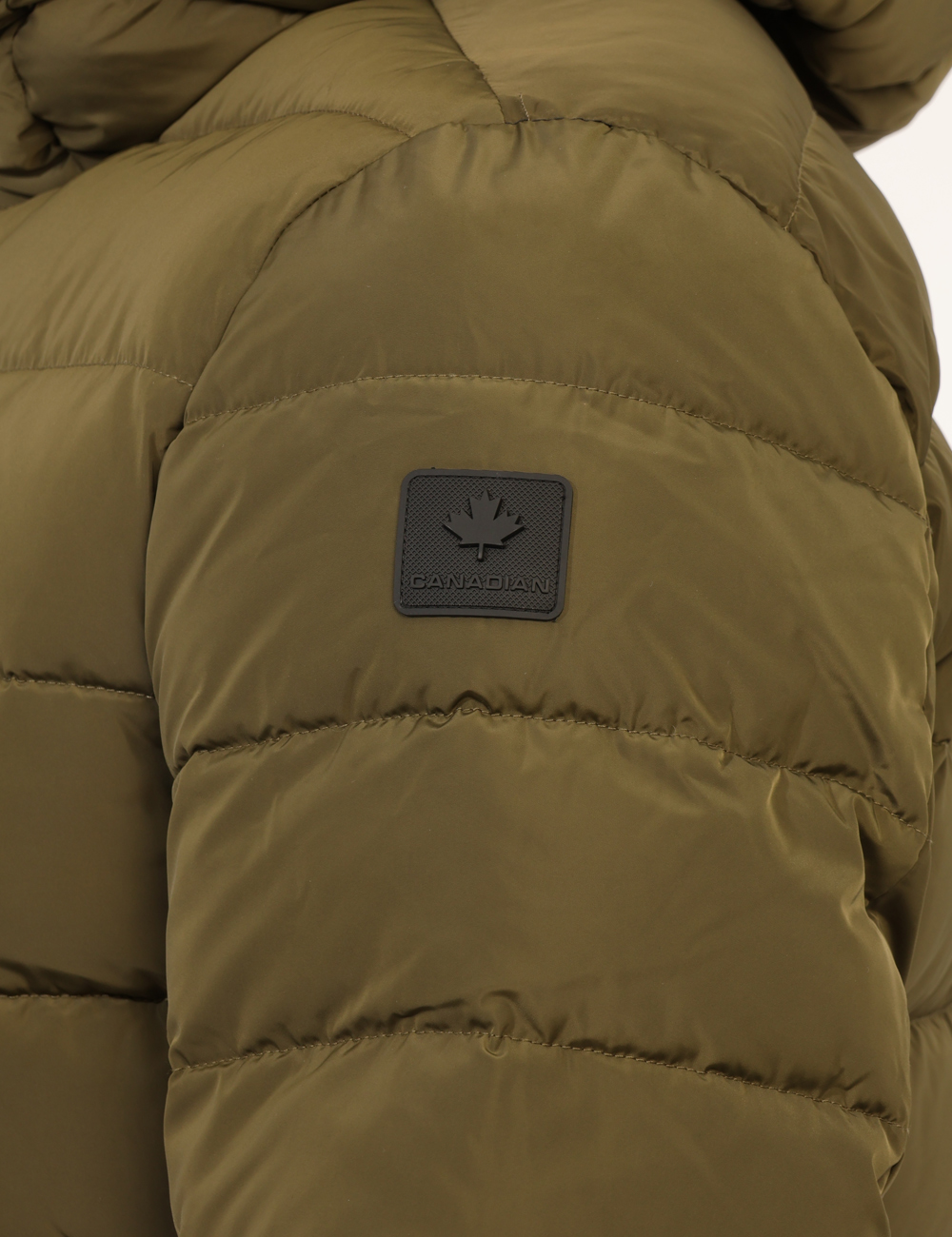 G224080-OA_OLNI_AI25_7 Piumino Canadian Verde - Piumino corto in total verde militare, con cappuccio non removibile. Presenti tasche a taglio trasv