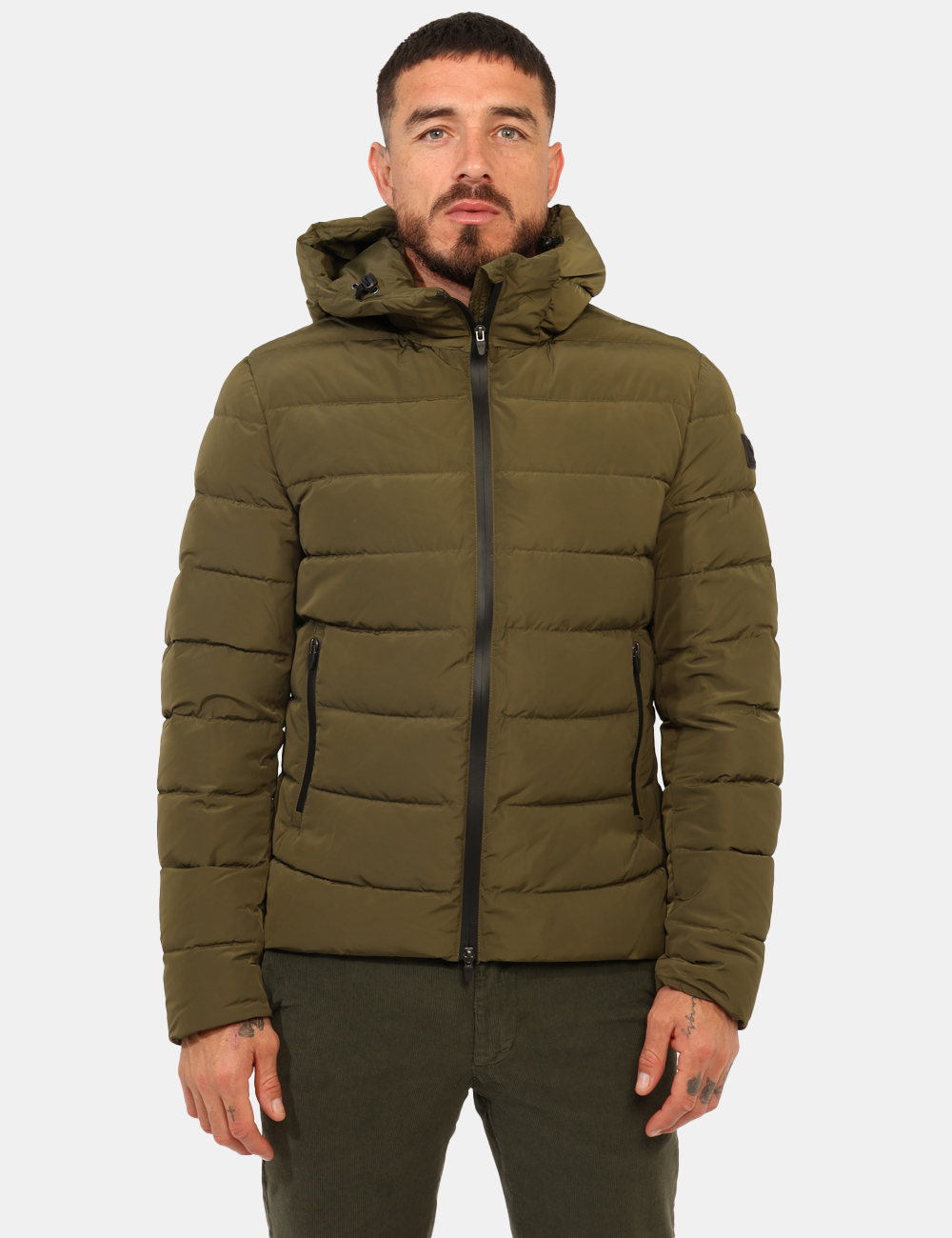 G224080-OA_OLNI_AI25_8 Piumino Canadian Verde - Piumino corto in total verde militare, con cappuccio non removibile. Presenti tasche a taglio trasv