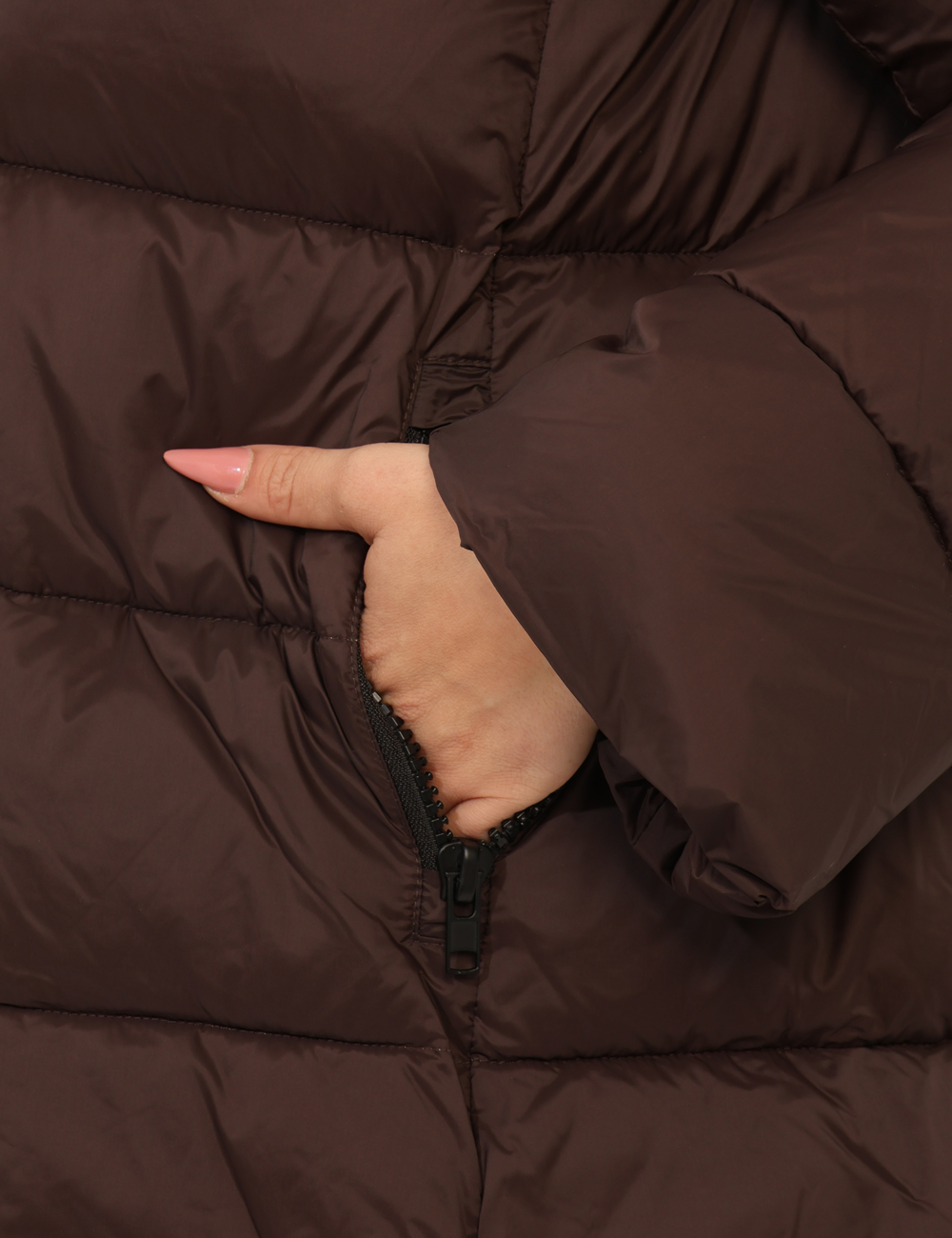 G224104W-OA_BKCOF_AI25_4 Piumino Canadian Marrone - Piumino lungo fino a metà gamba, in total marrone scuro con cappuccio non removibile ed interno b