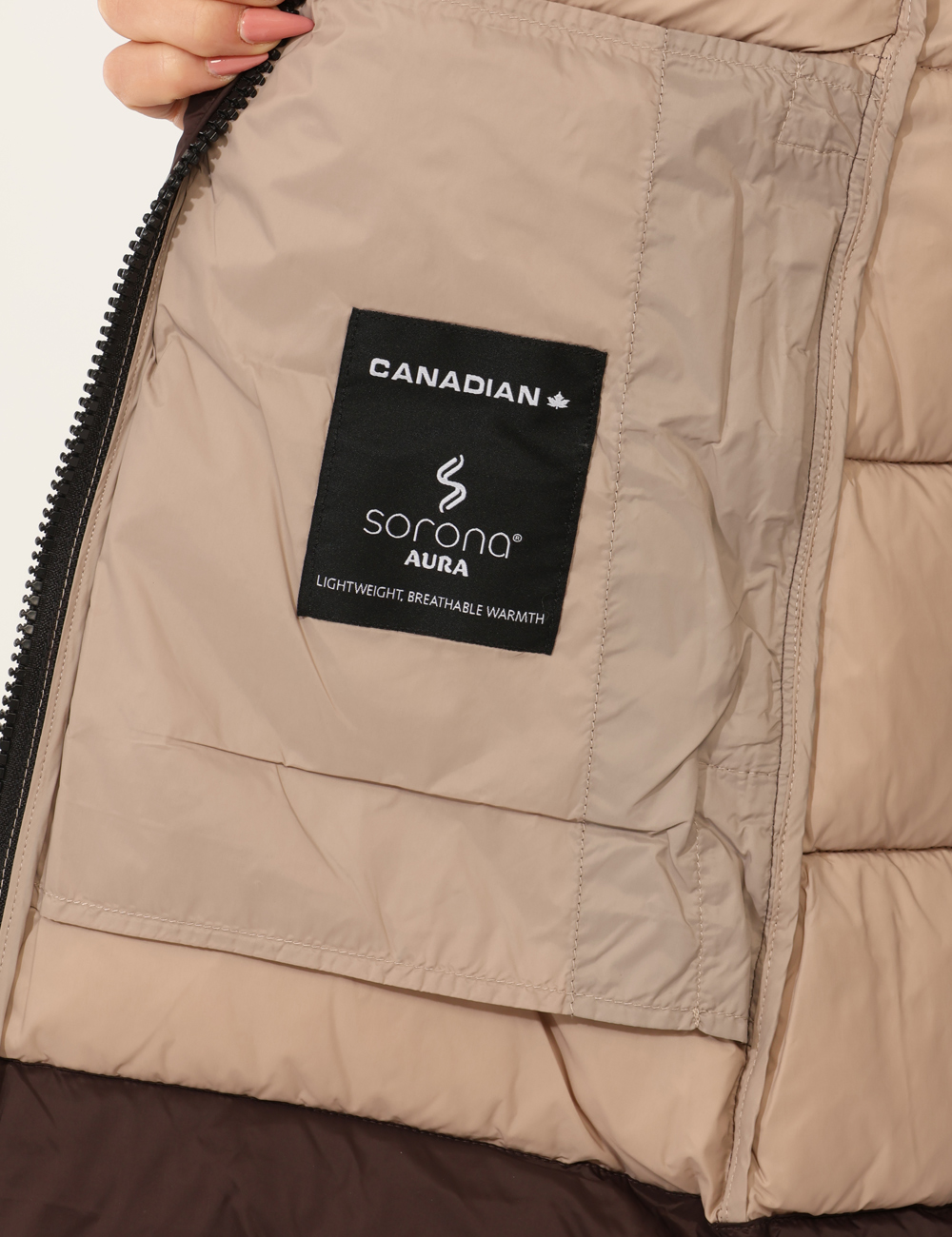 G224104W-OA_BKCOF_AI25_5 Piumino Canadian Marrone - Piumino lungo fino a metà gamba, in total marrone scuro con cappuccio non removibile ed interno b